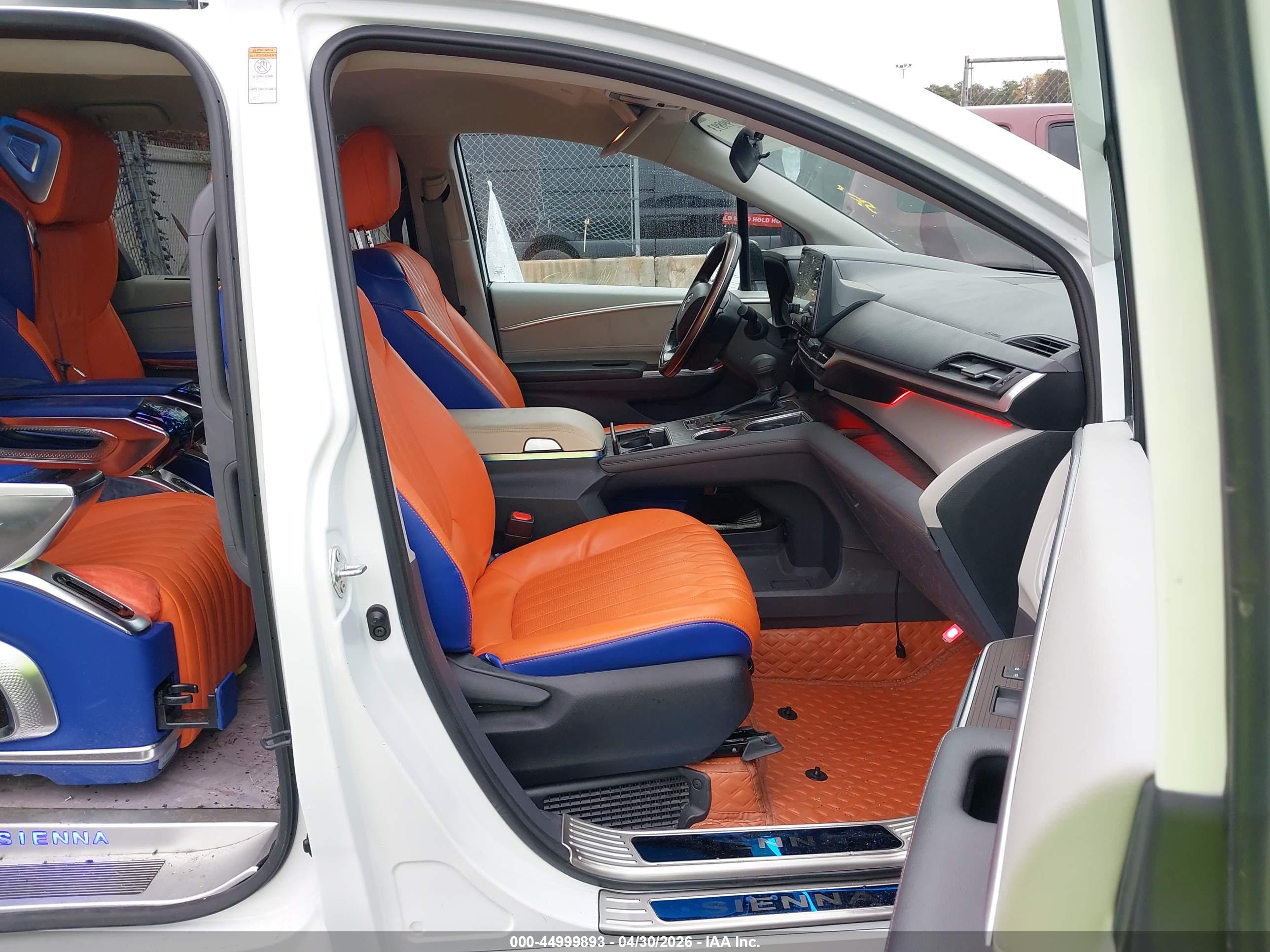 TOYOTA SIENNA image 5