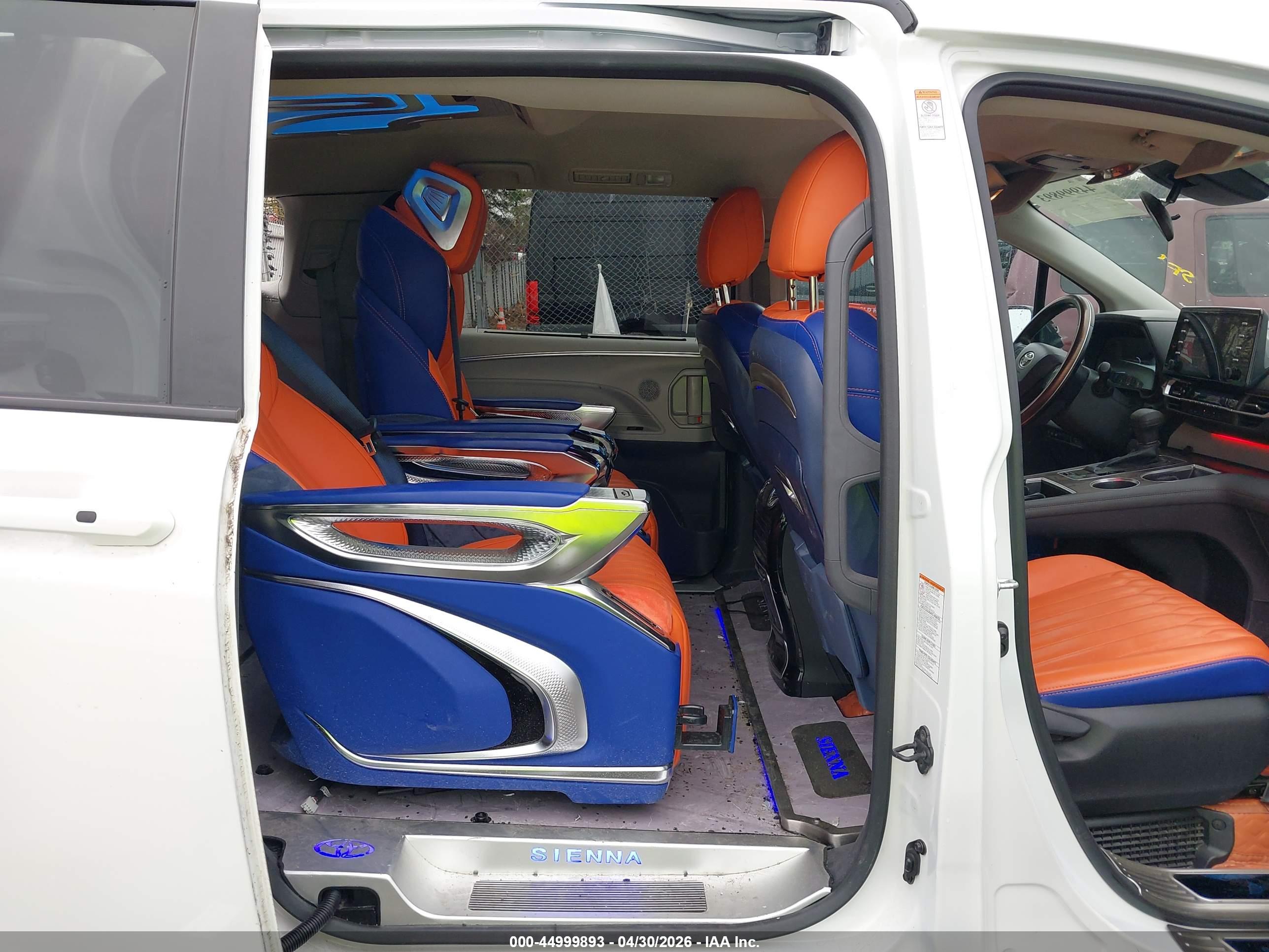 TOYOTA SIENNA image 8
