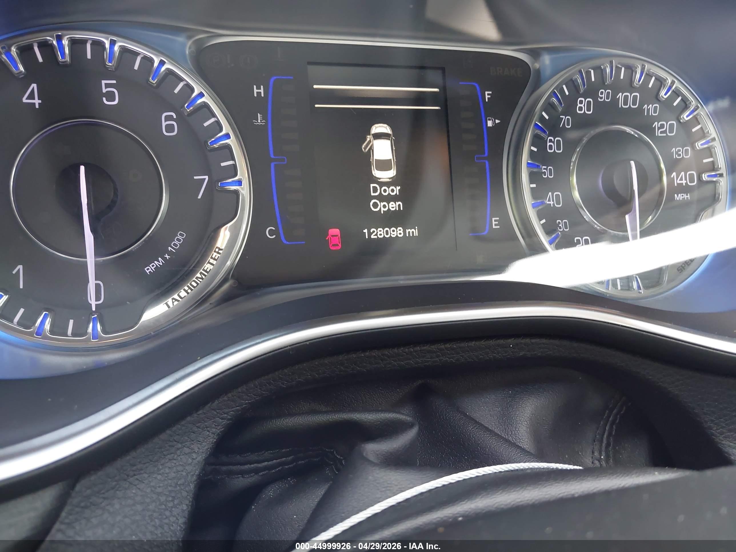CHRYSLER 200 image 7
