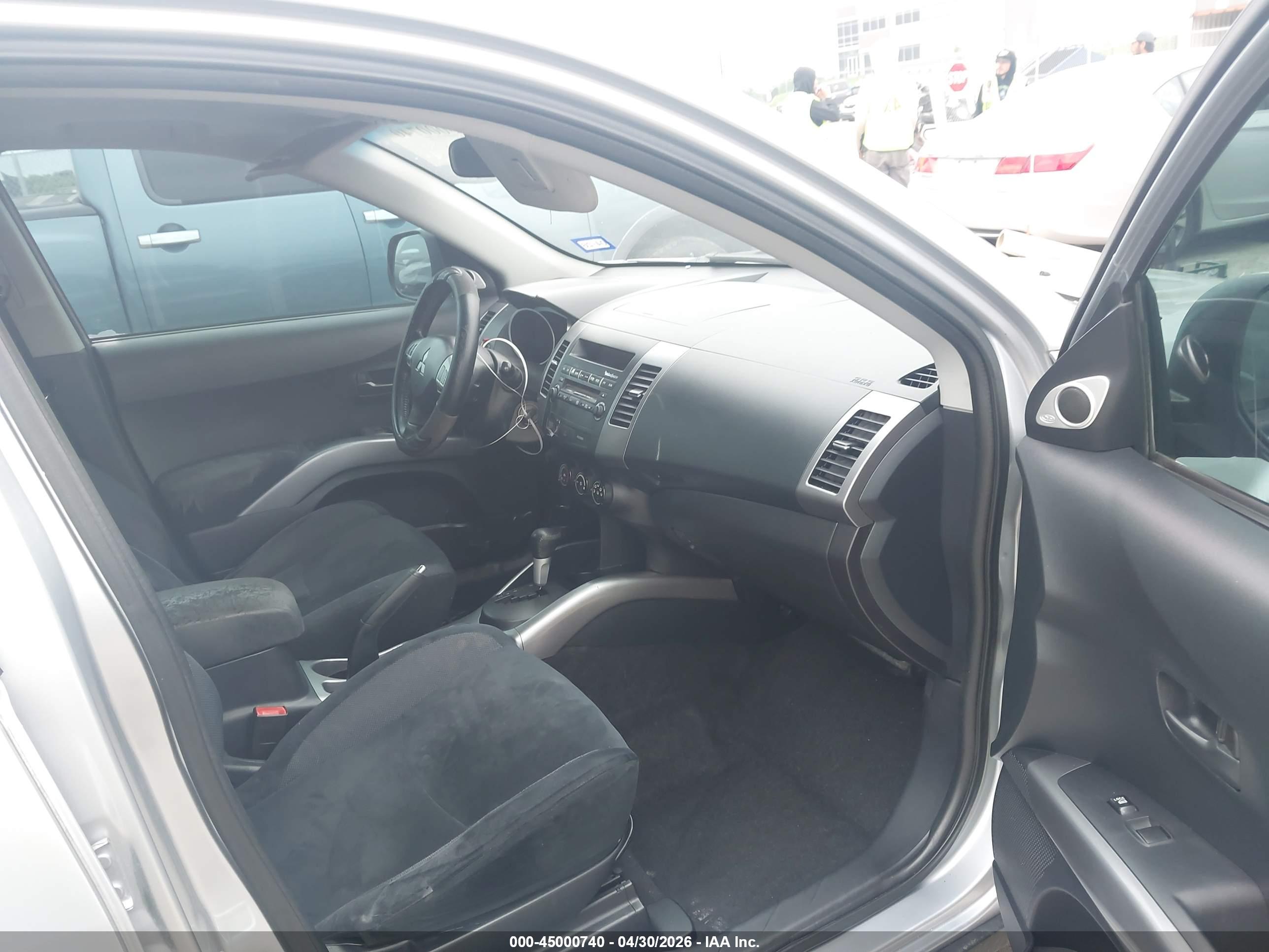 MITSUBISHI OUTLANDER image 5