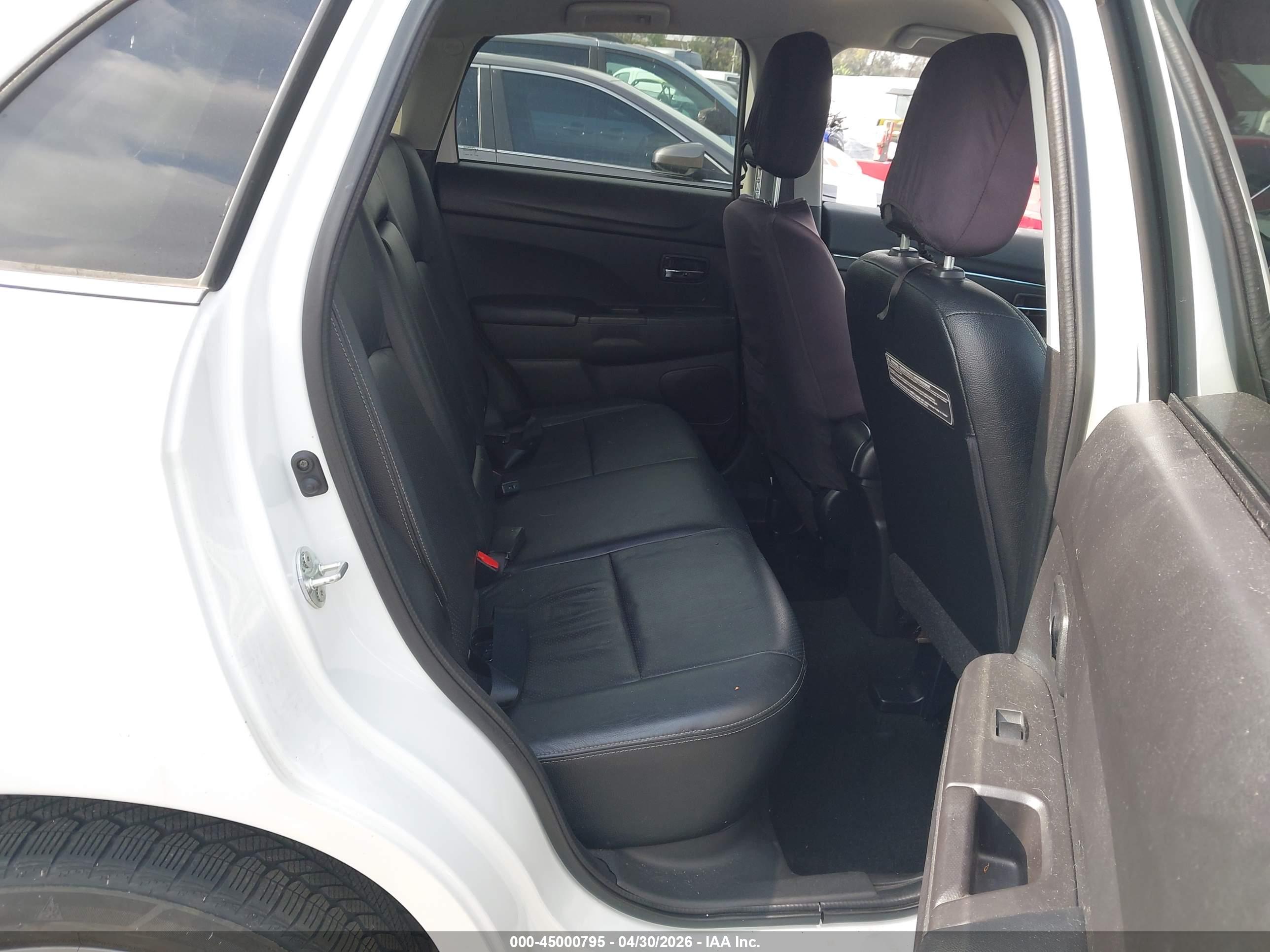 MITSUBISHI OUTLANDER image 8