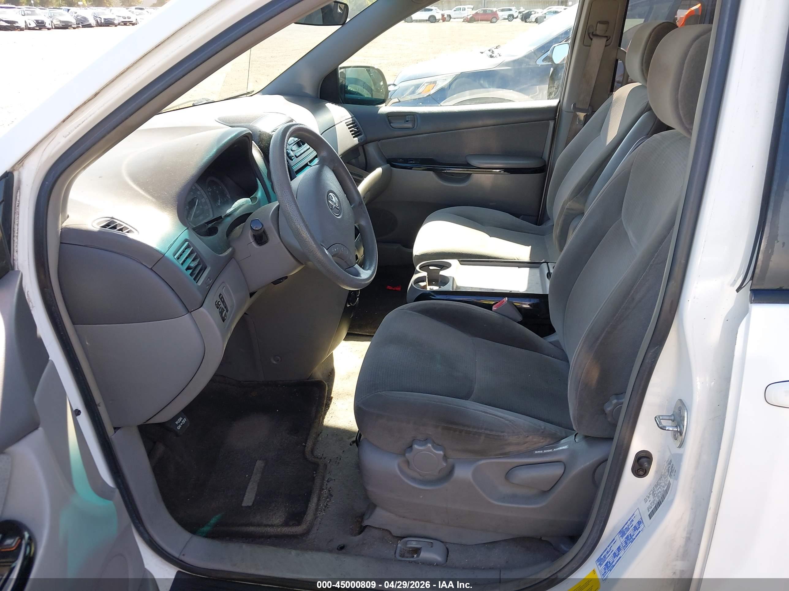 TOYOTA SIENNA image 5