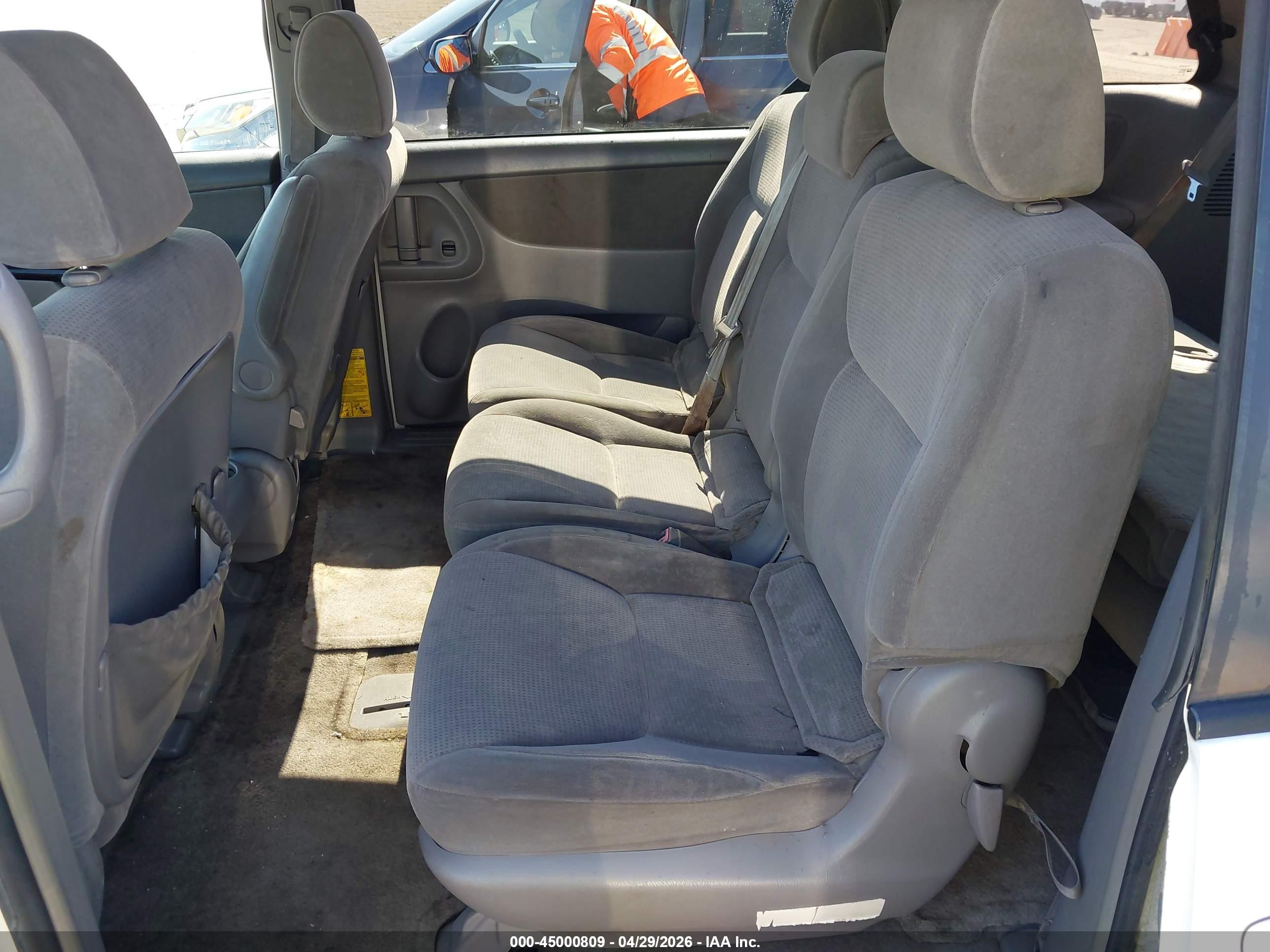 TOYOTA SIENNA image 8