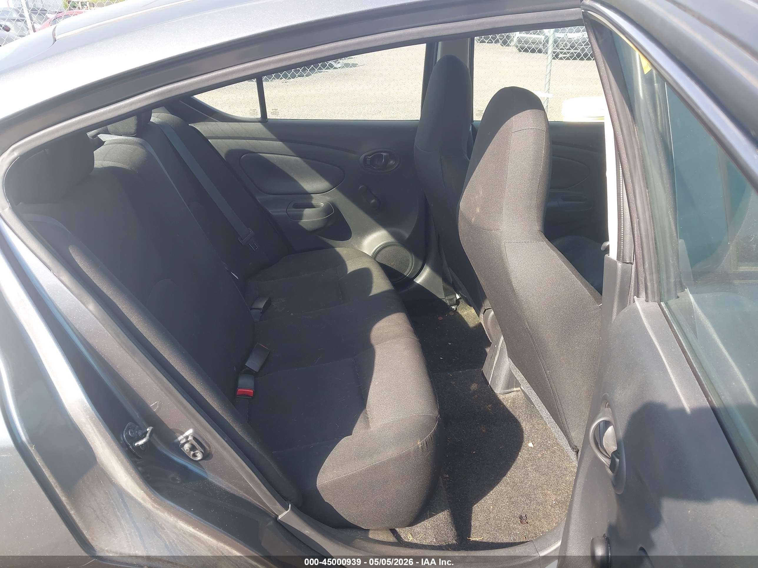 NISSAN VERSA image 8