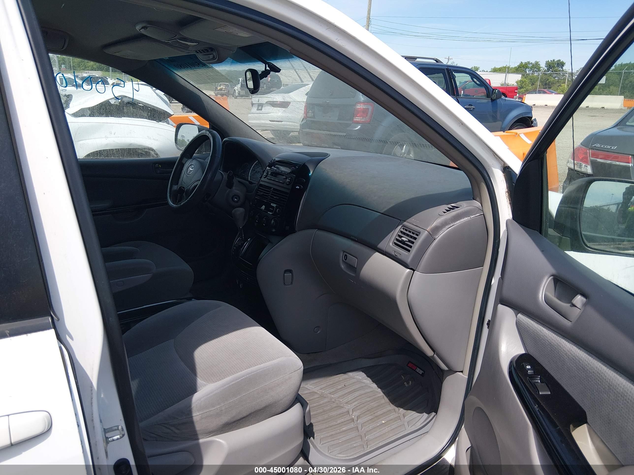 TOYOTA SIENNA image 5
