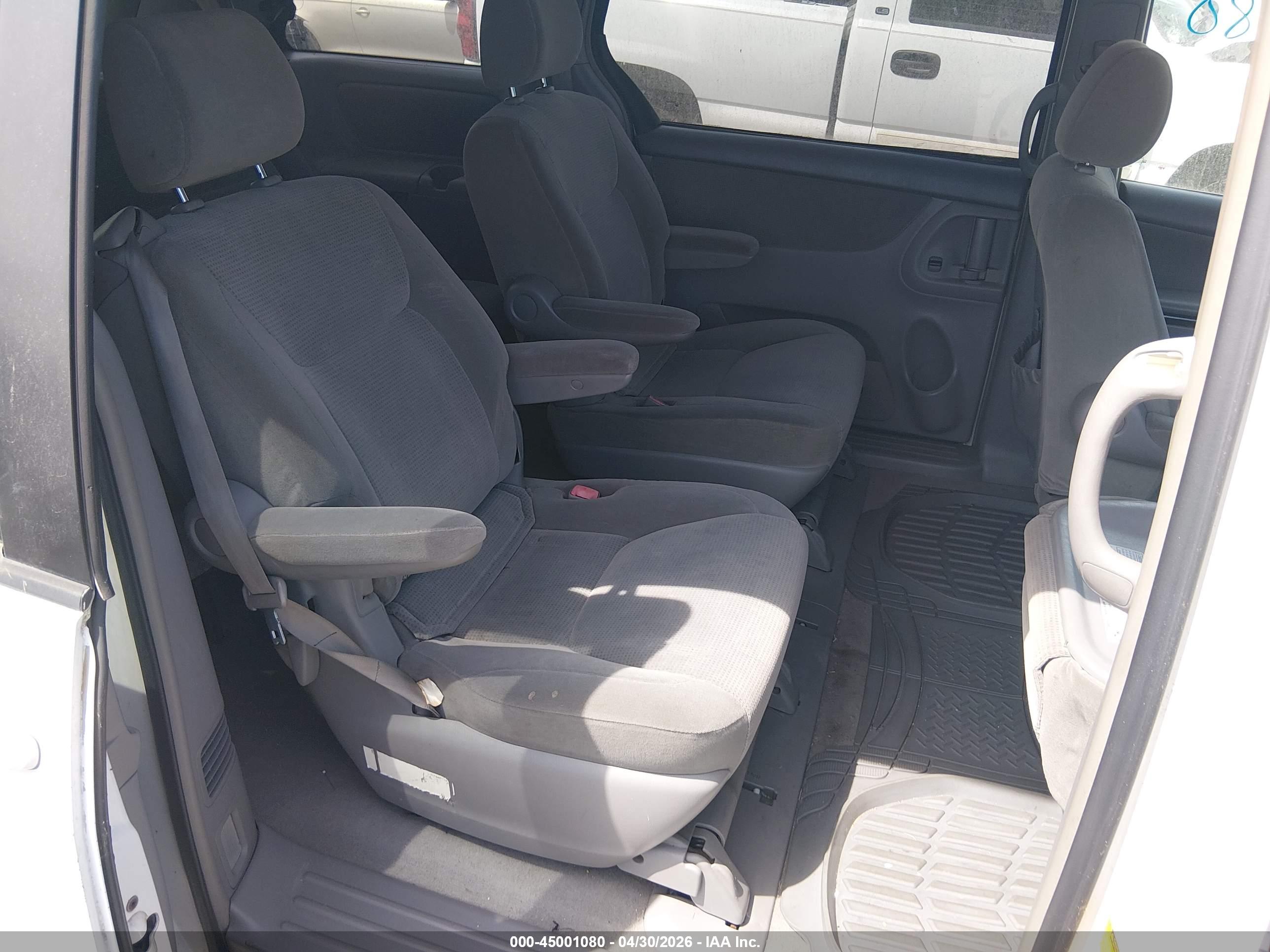 TOYOTA SIENNA image 8