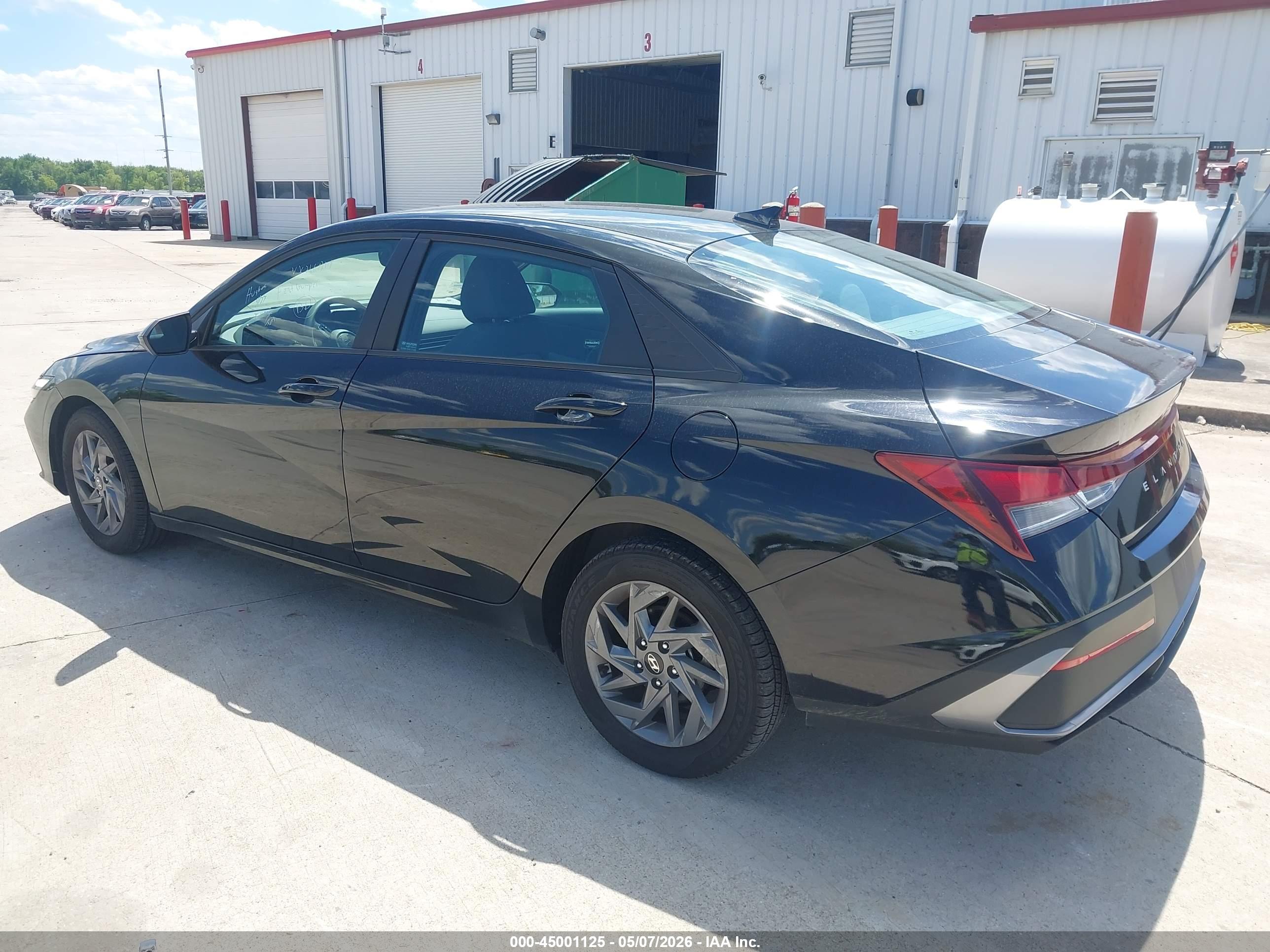 HYUNDAI ELANTRA image 3