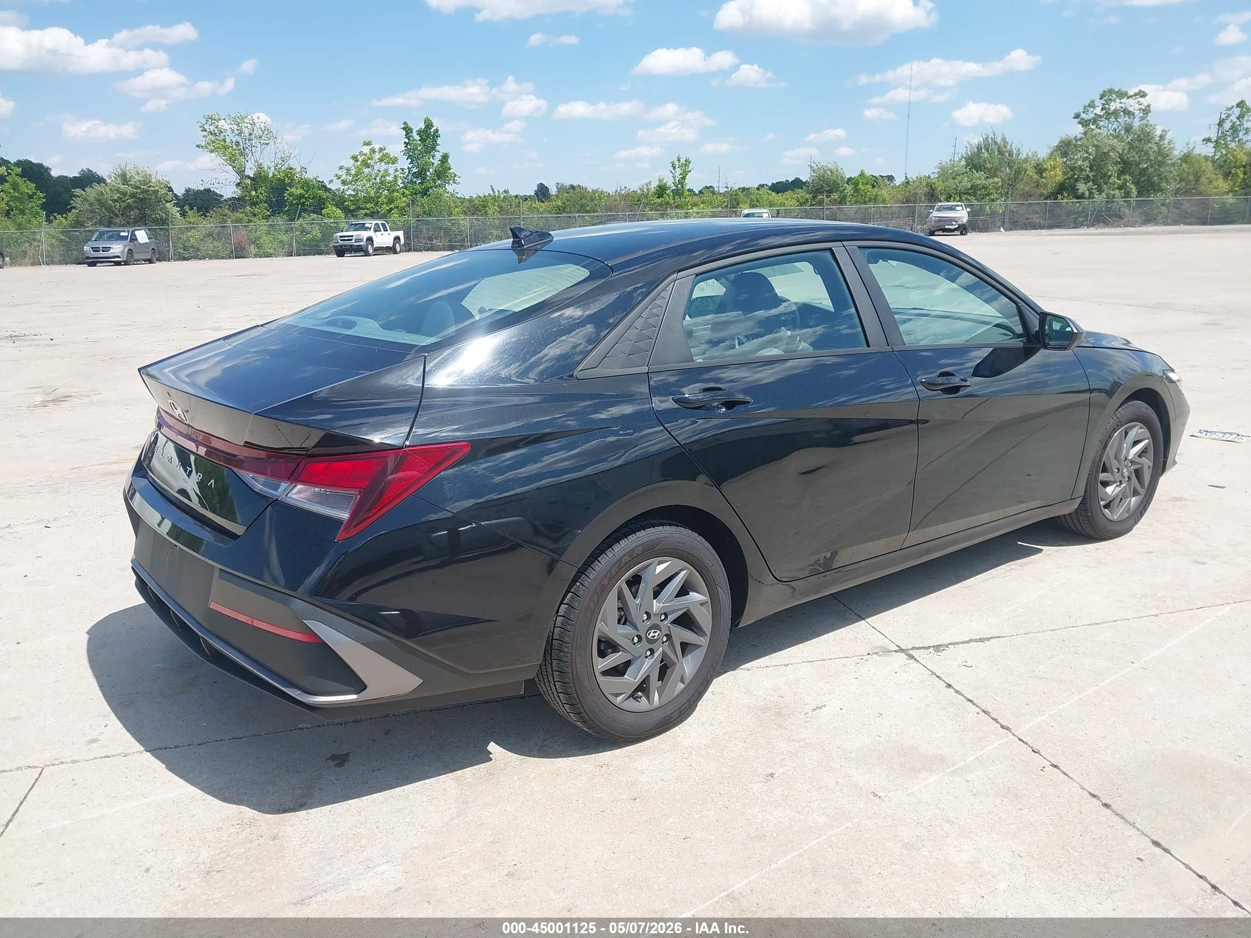 HYUNDAI ELANTRA image 4