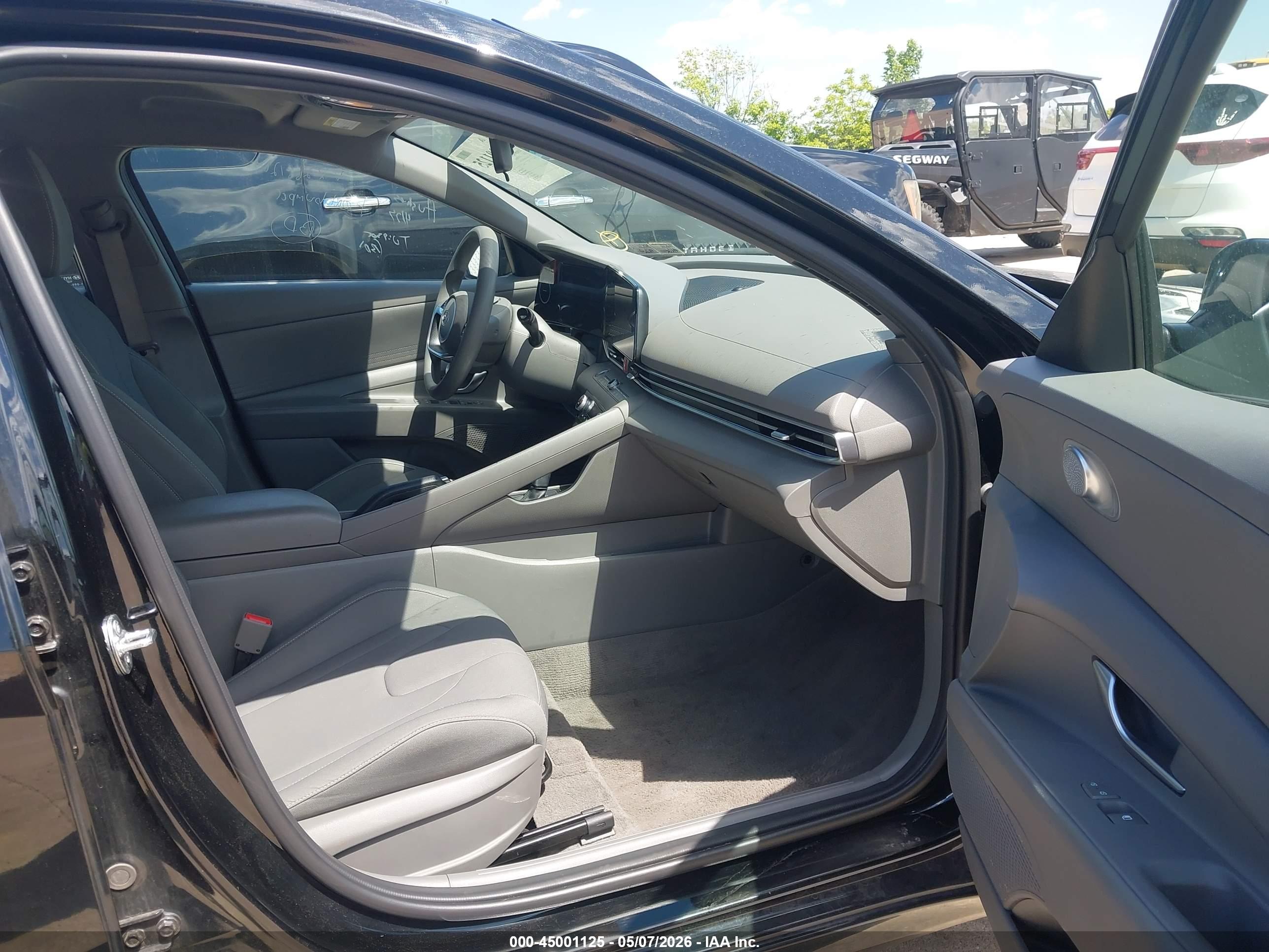 HYUNDAI ELANTRA image 5