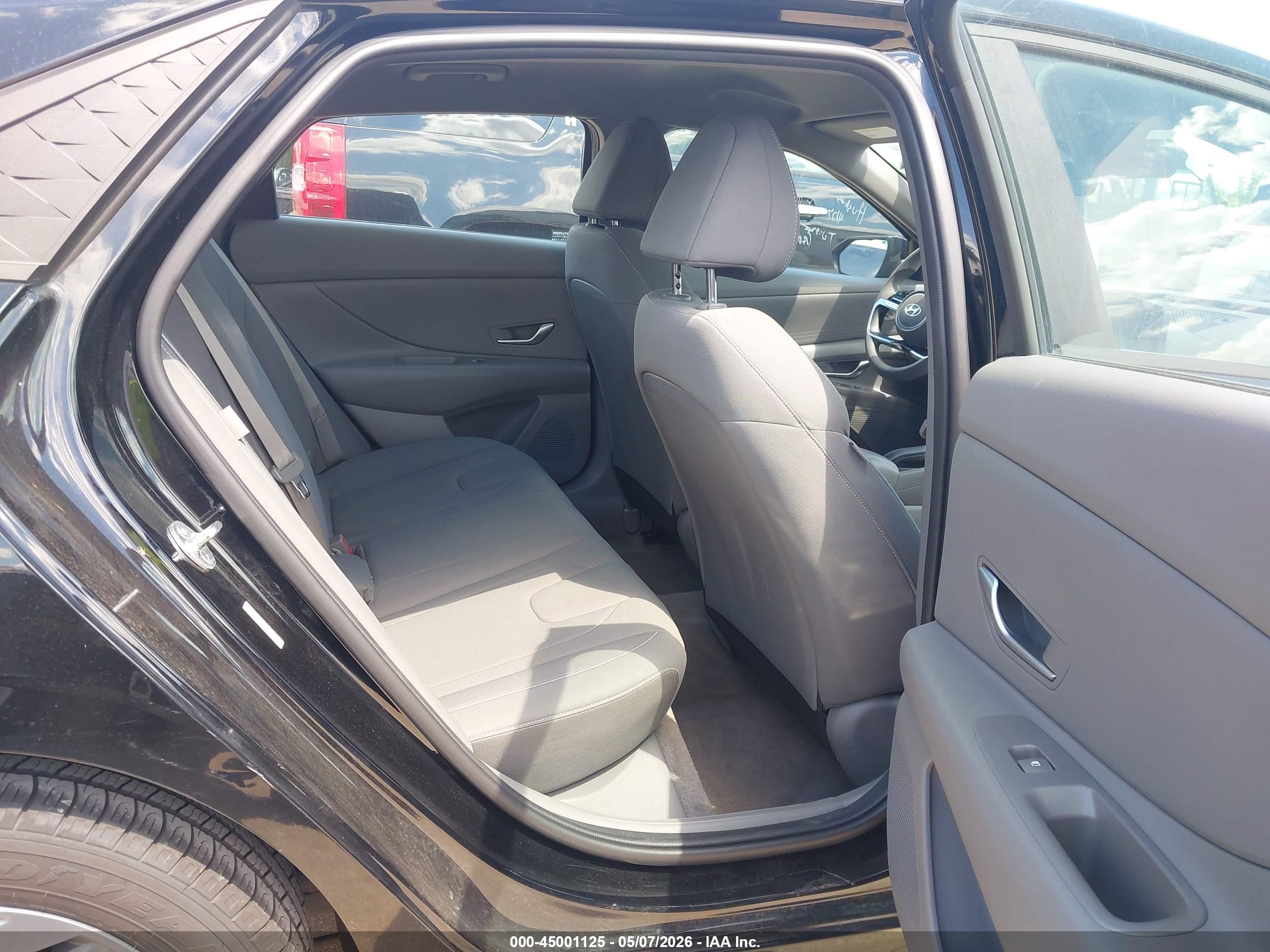 HYUNDAI ELANTRA image 8