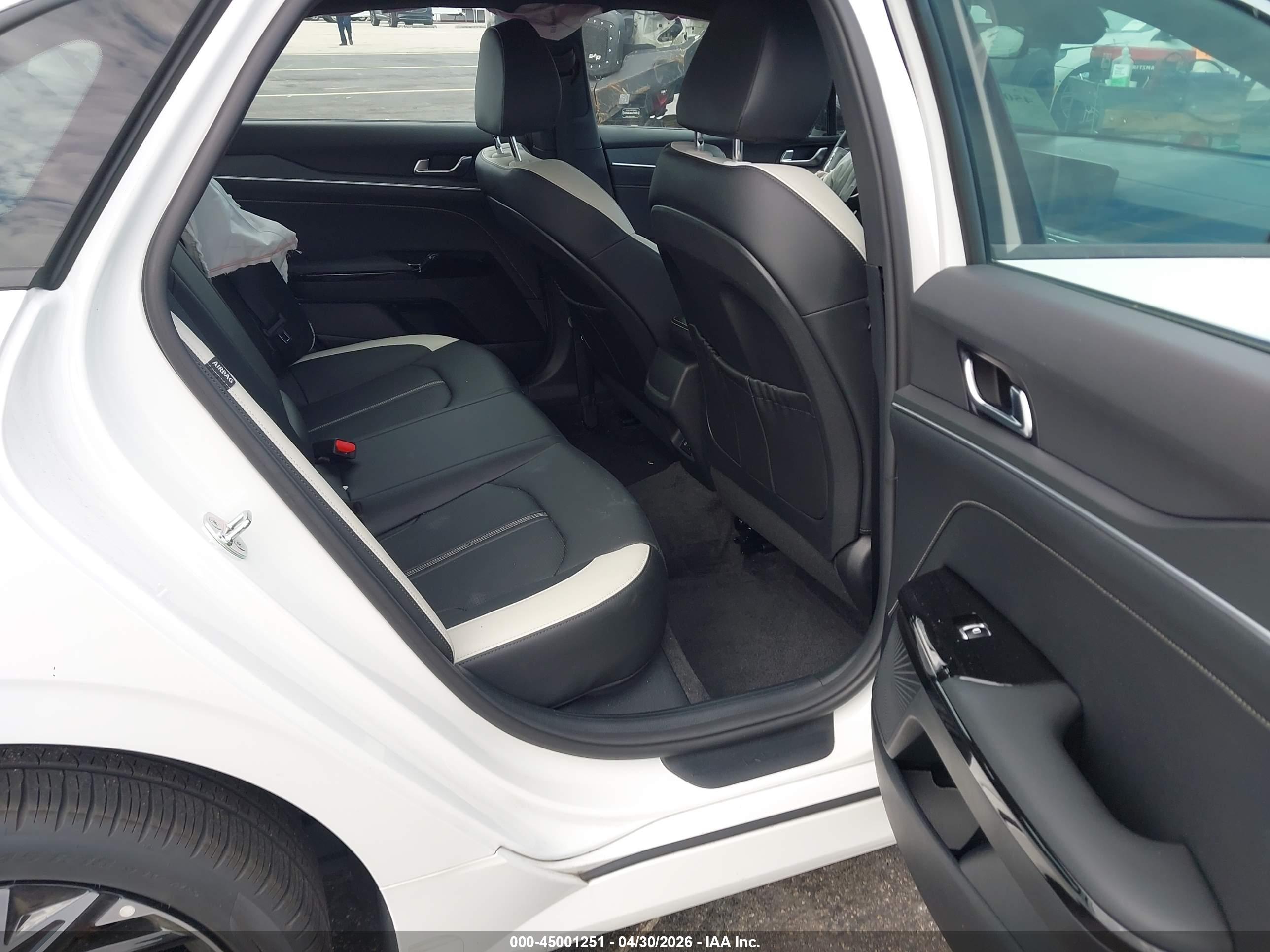 KIA K5 image 8