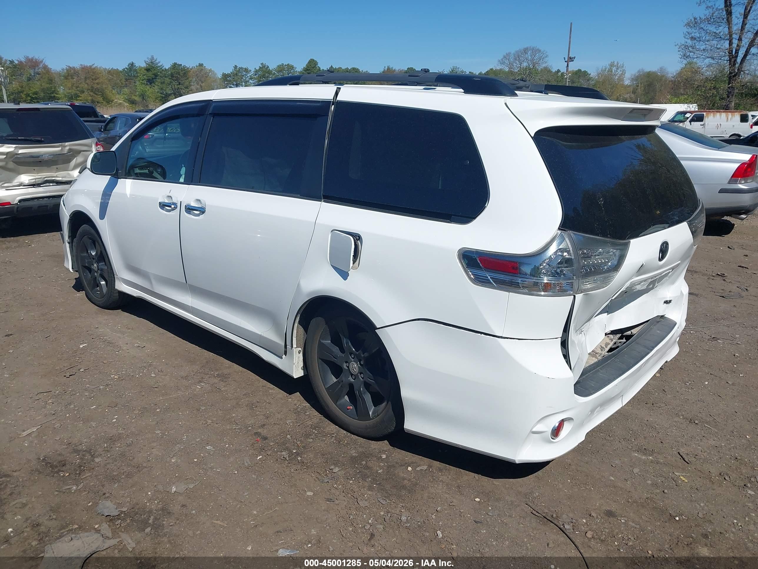 TOYOTA SIENNA image 3