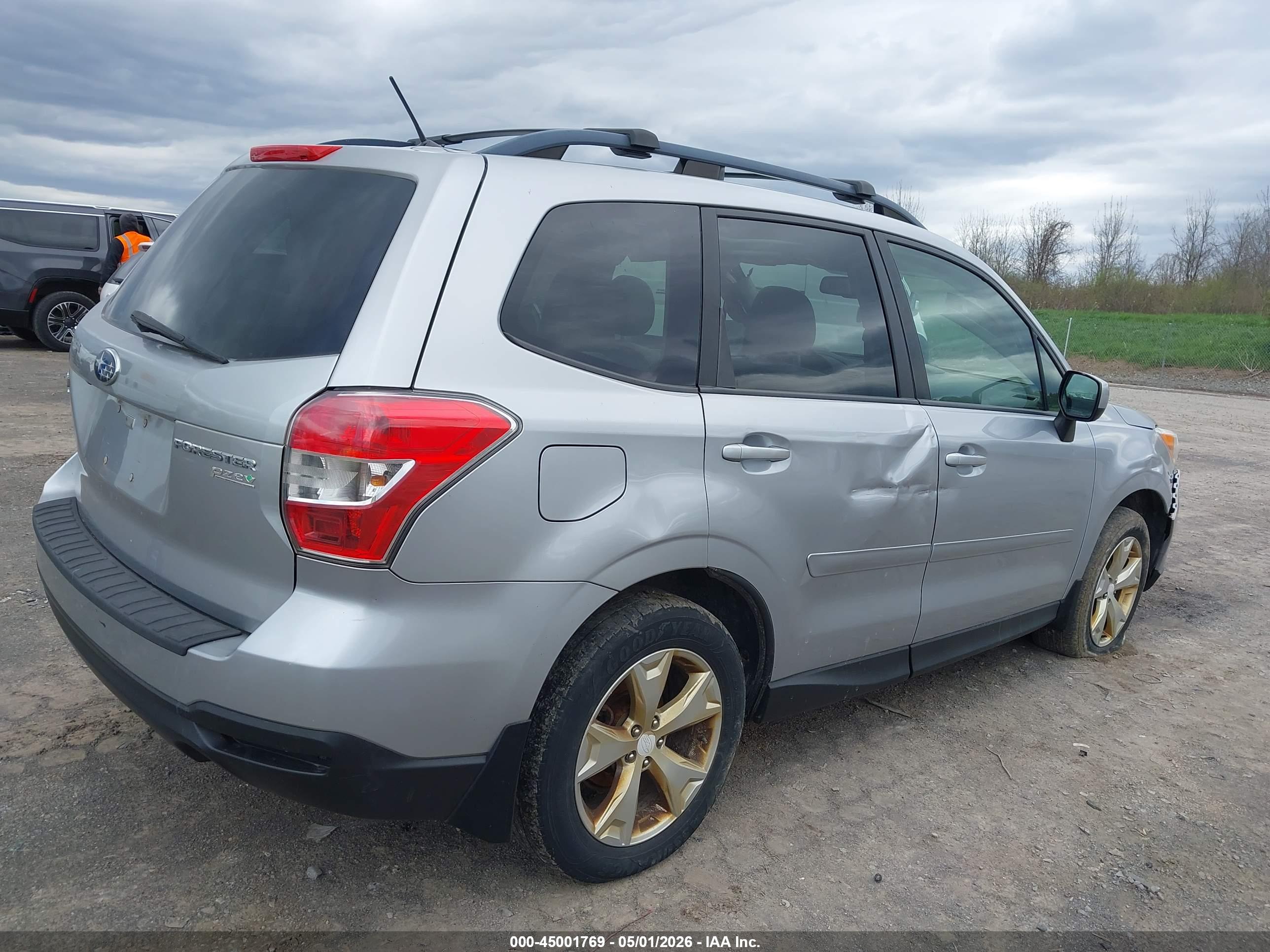 SUBARU FORESTER image 4