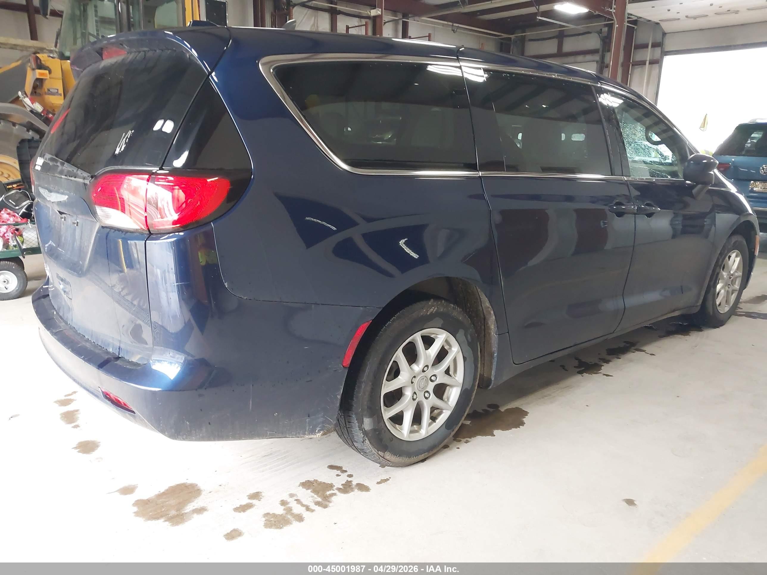 CHRYSLER PACIFICA image 4