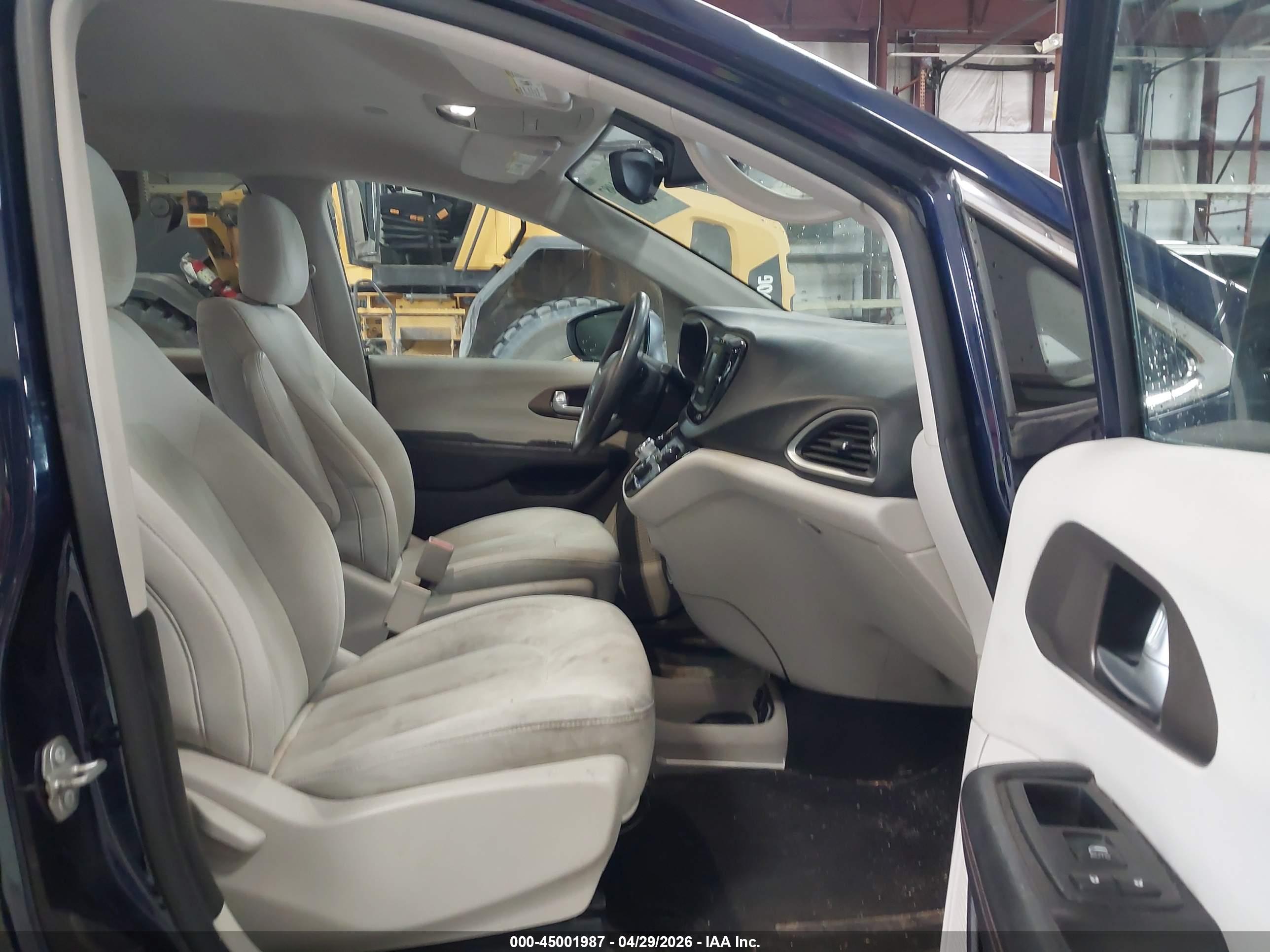 CHRYSLER PACIFICA image 5