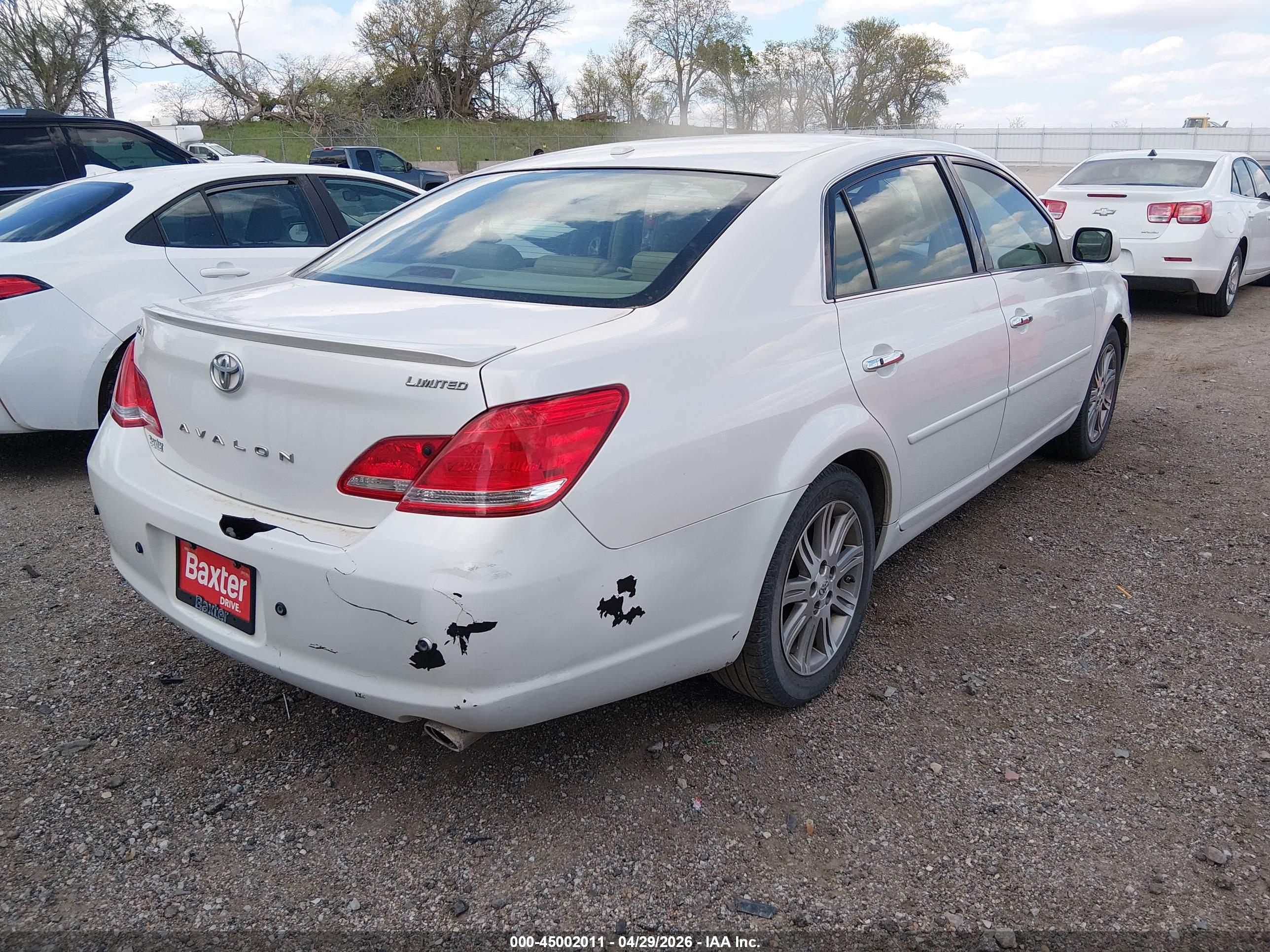 TOYOTA AVALON image 4