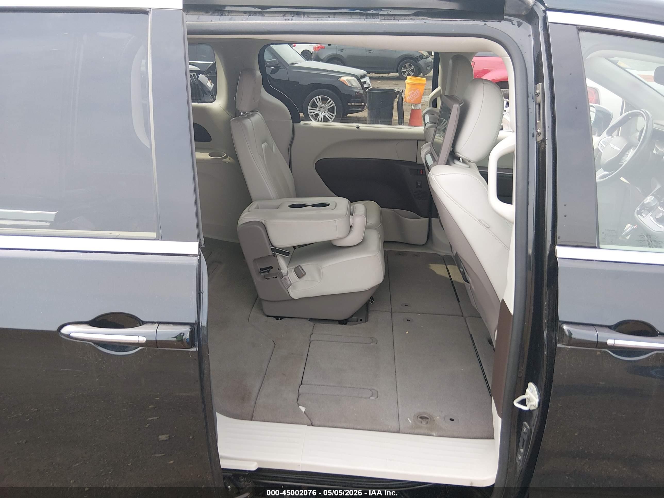 CHRYSLER PACIFICA image 8