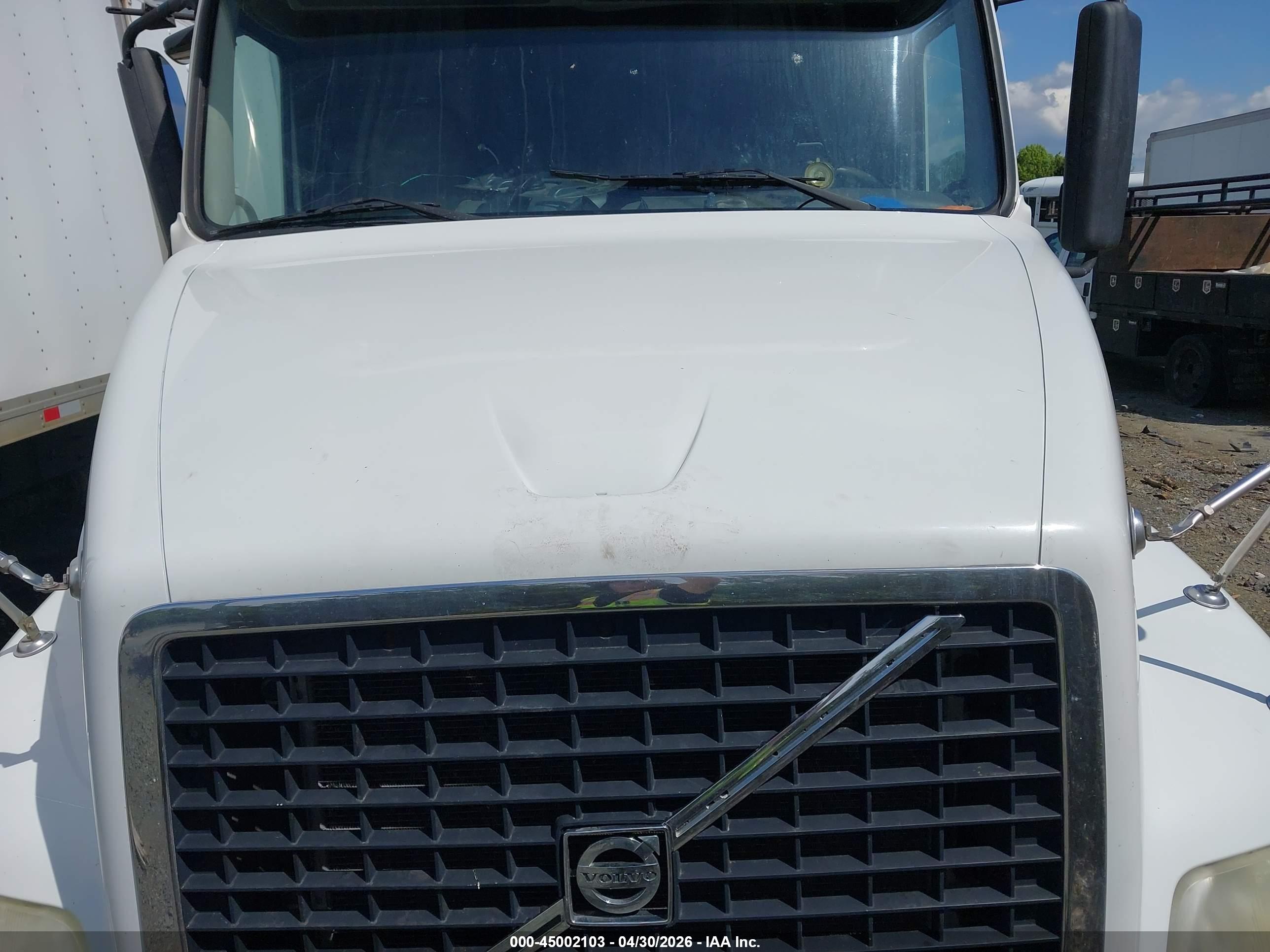 VOLVO VN image 10