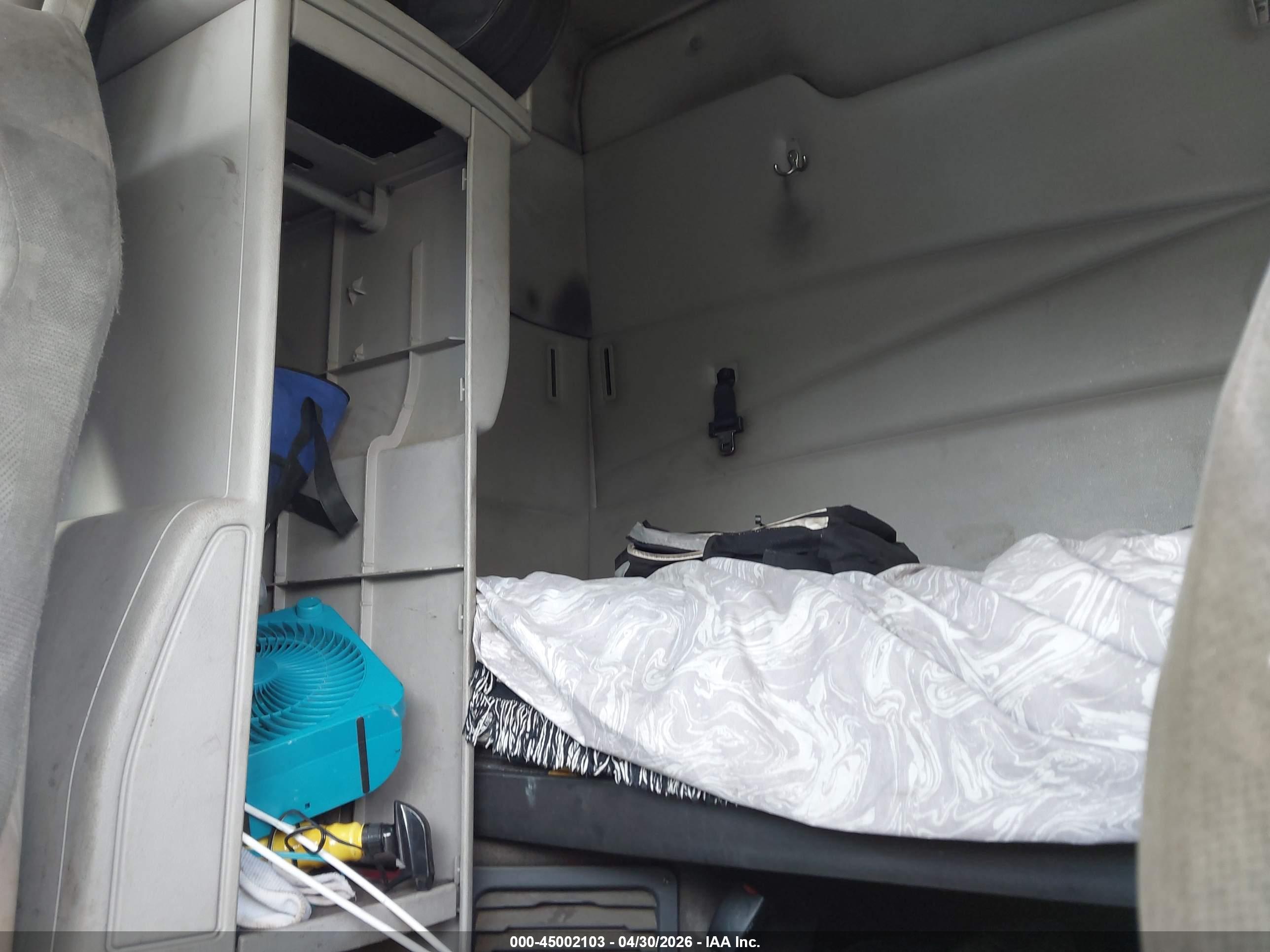 VOLVO VN image 7