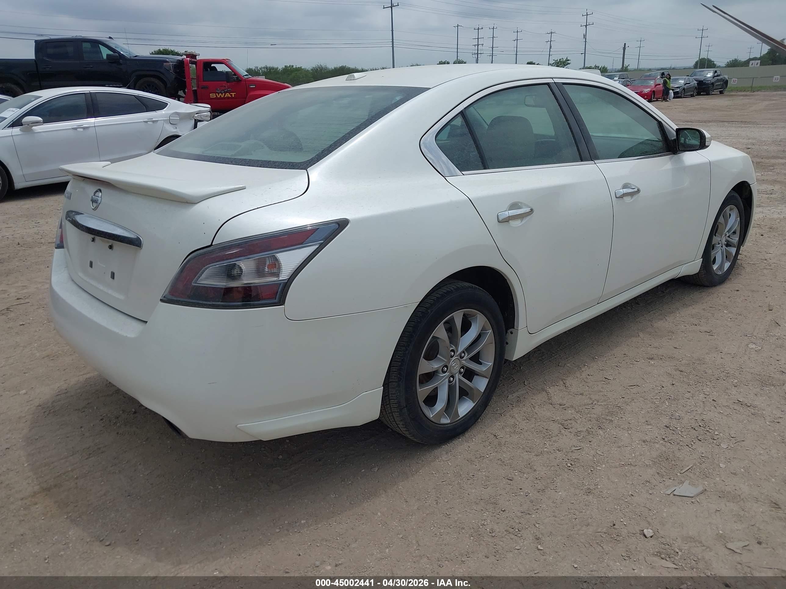 NISSAN MAXIMA image 4