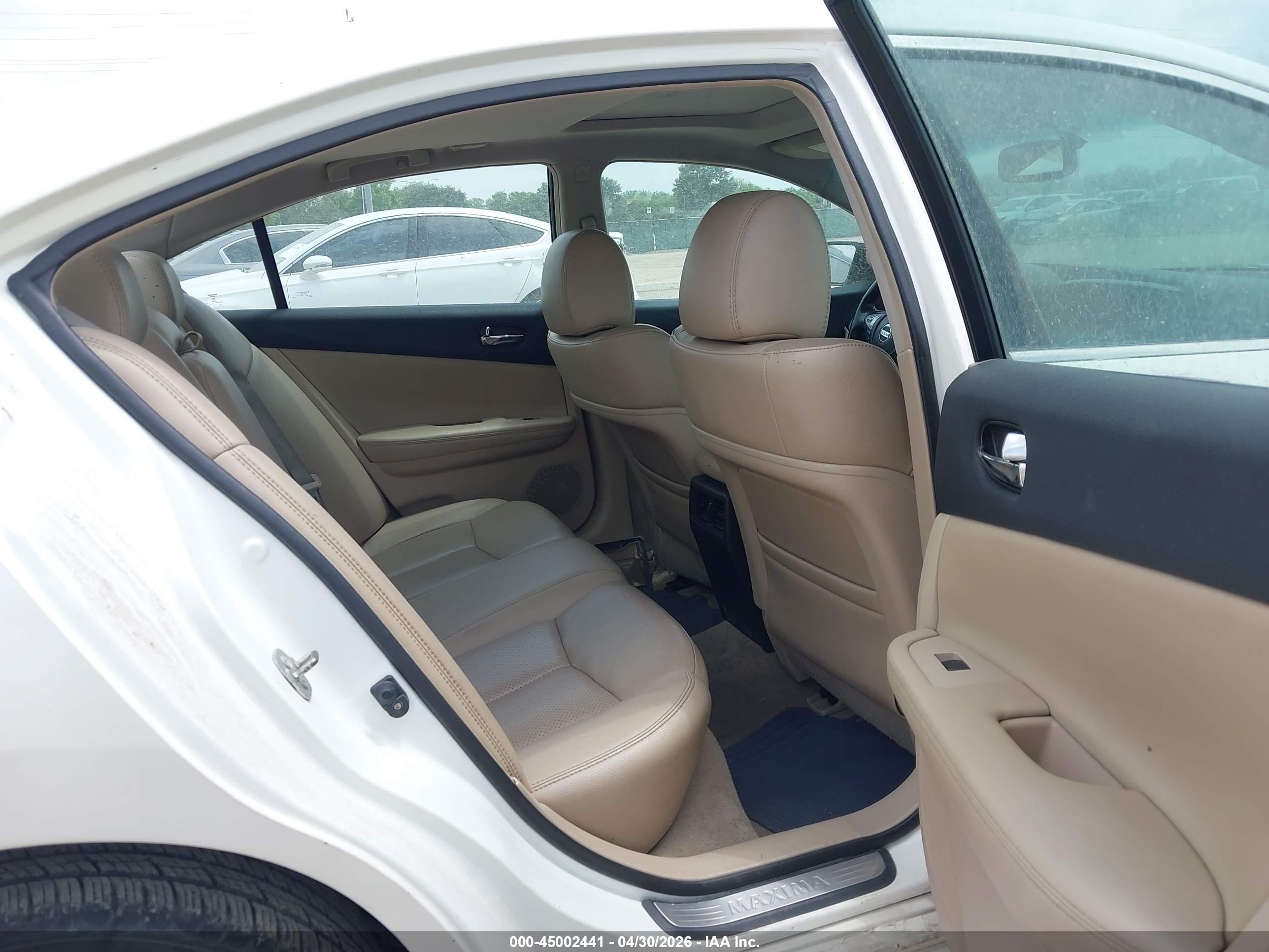NISSAN MAXIMA image 8