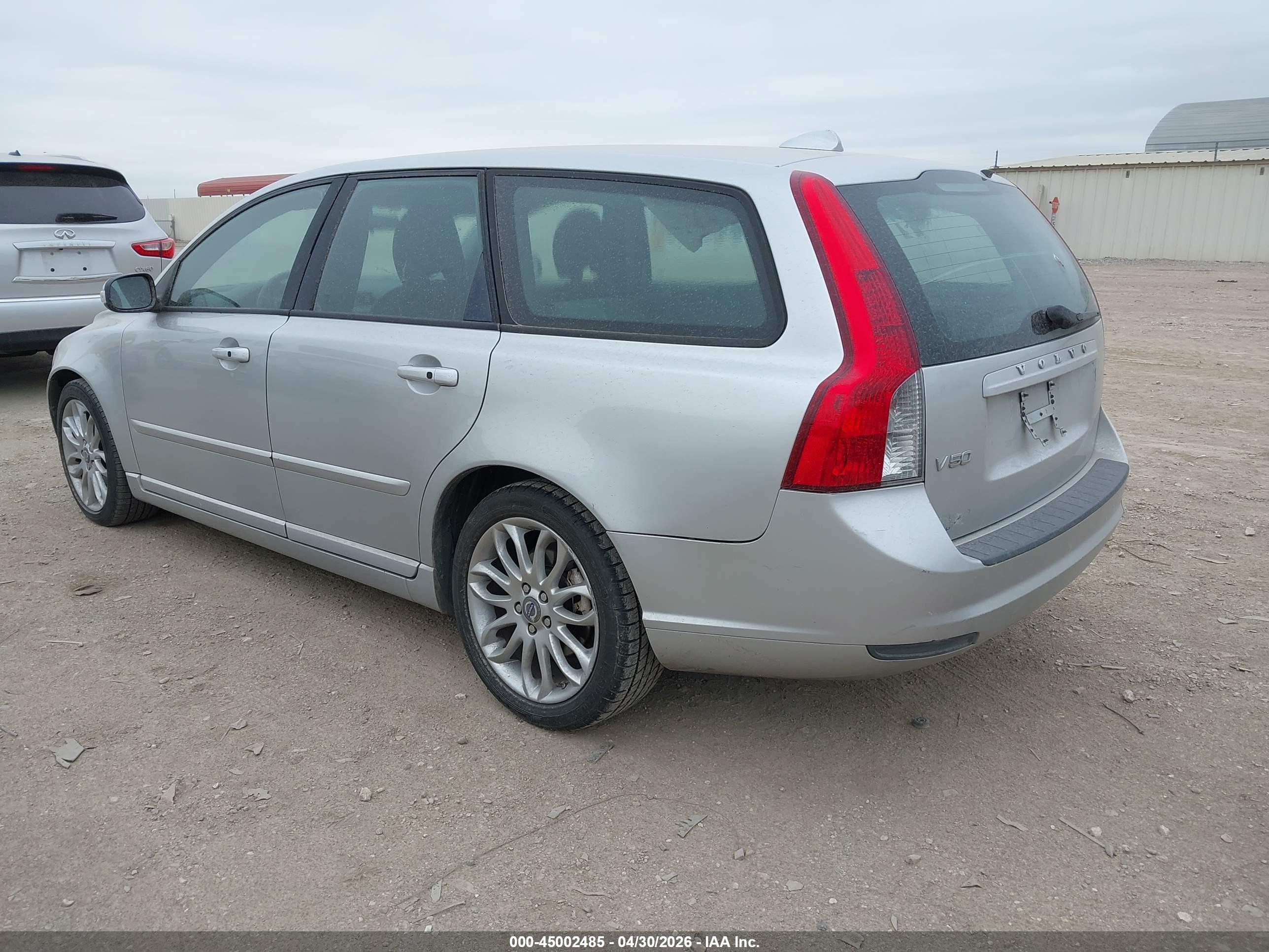 VOLVO V50 image 3
