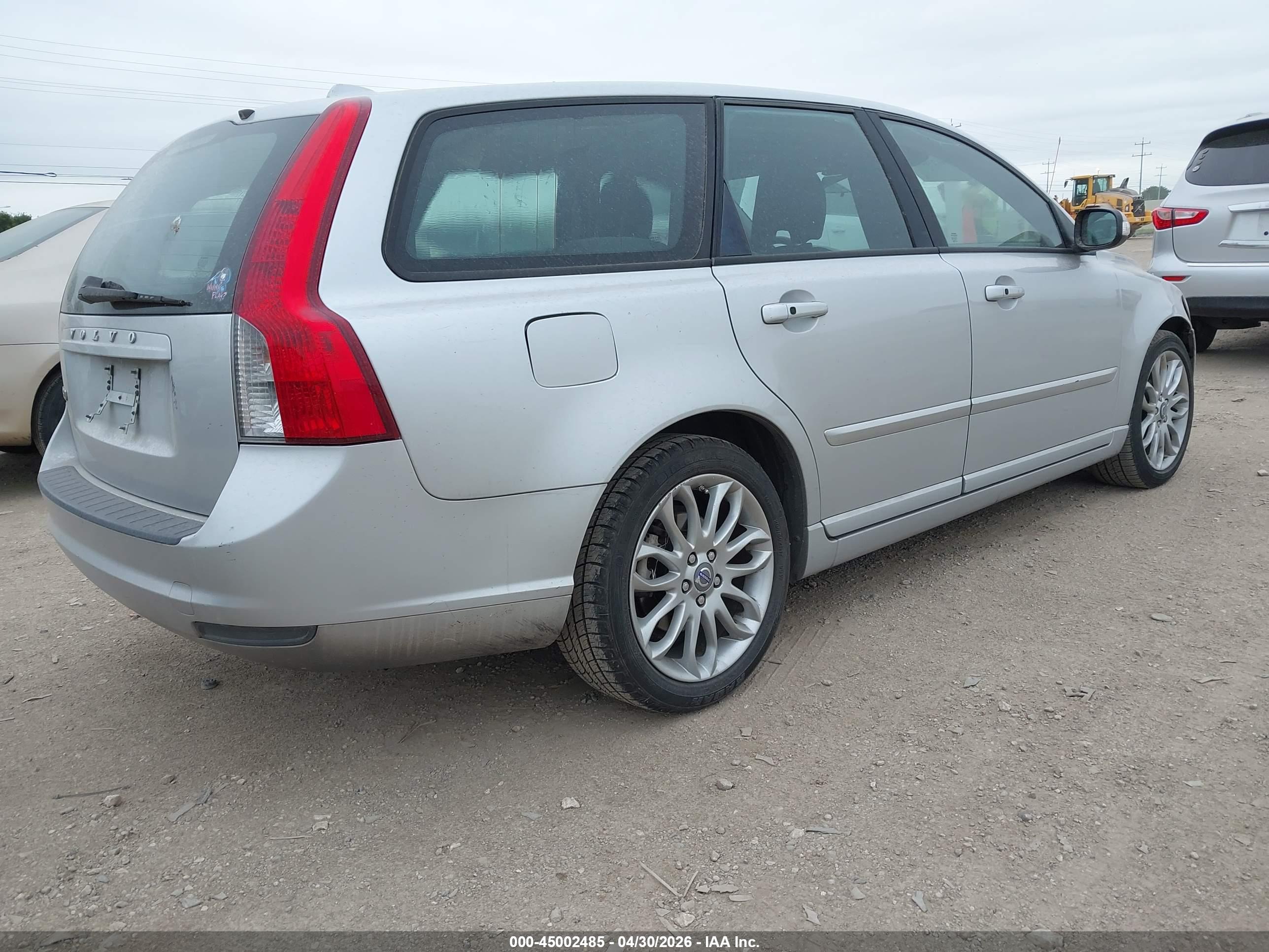 VOLVO V50 image 4