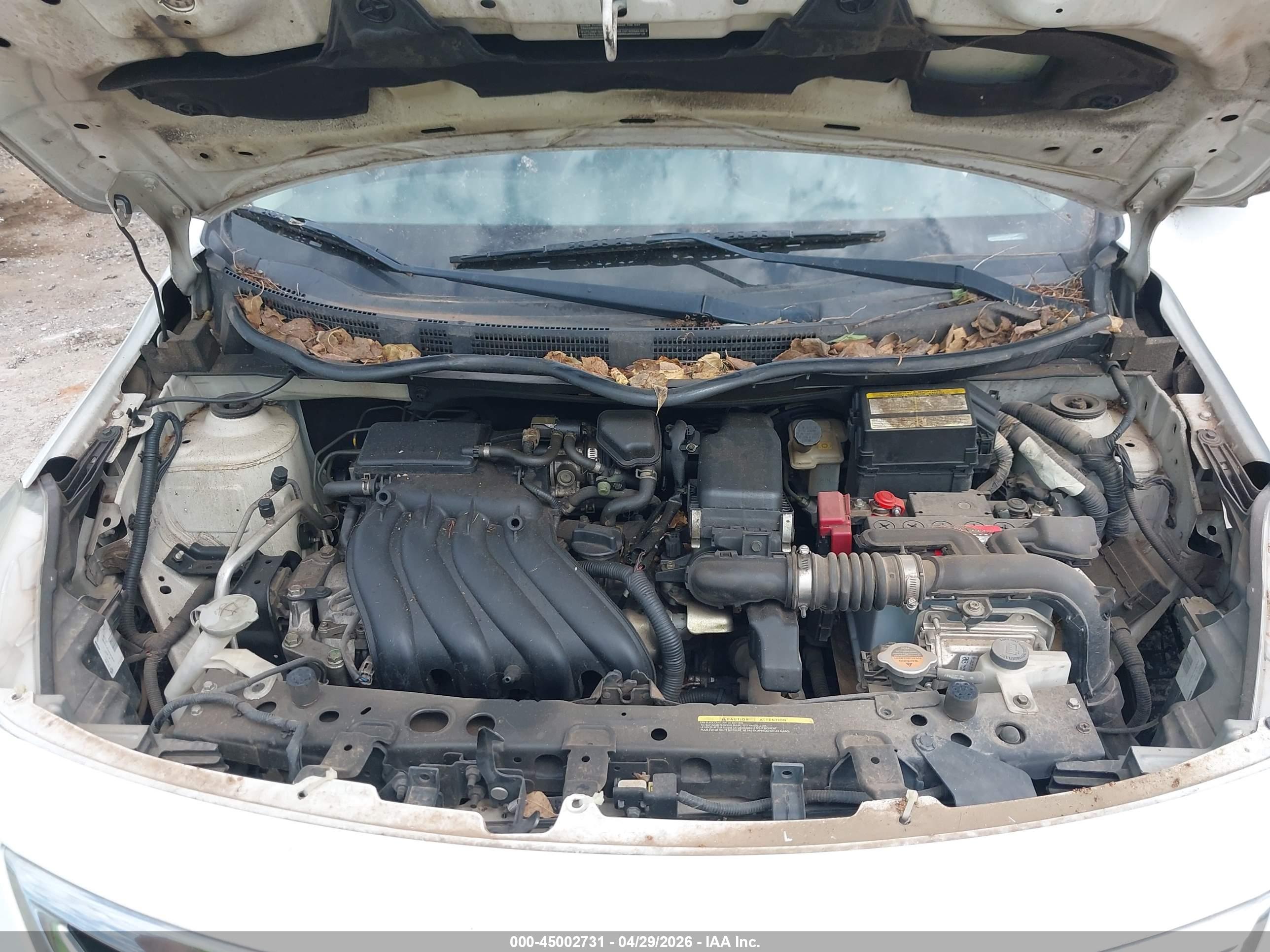 NISSAN VERSA image 10