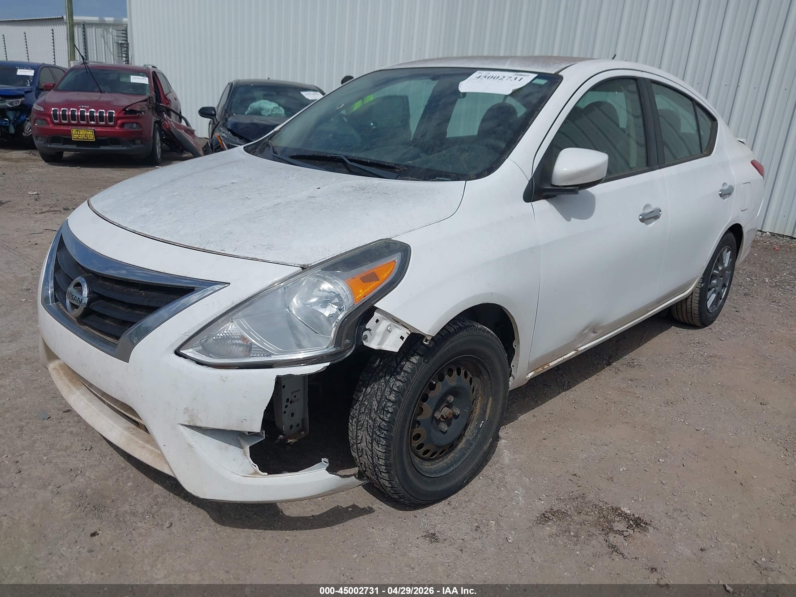 NISSAN VERSA image 2
