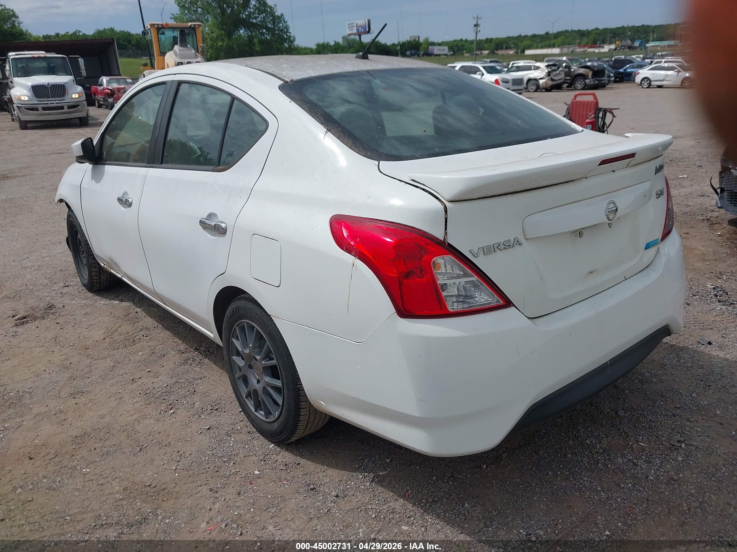 NISSAN VERSA image 3