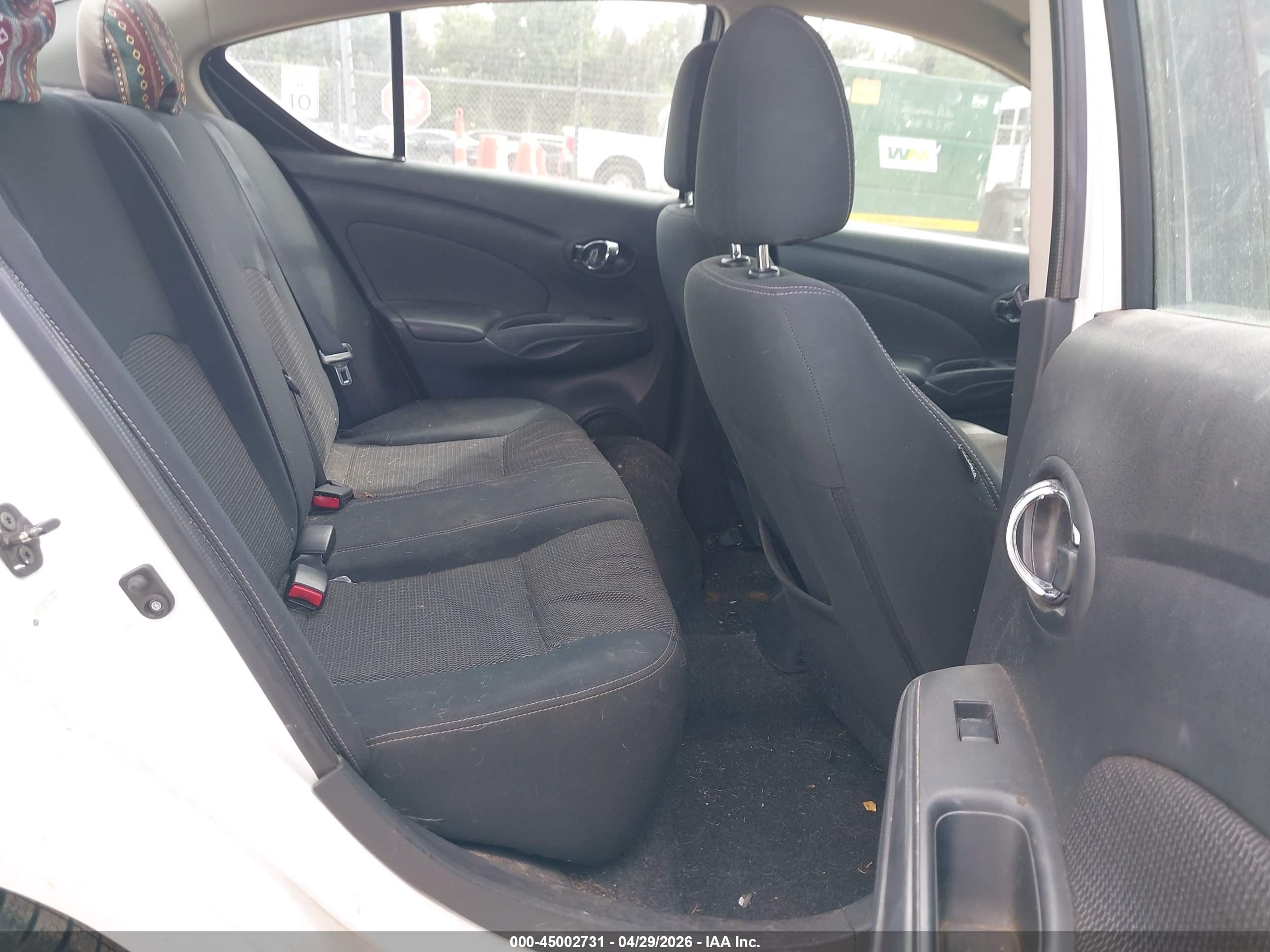 NISSAN VERSA image 8