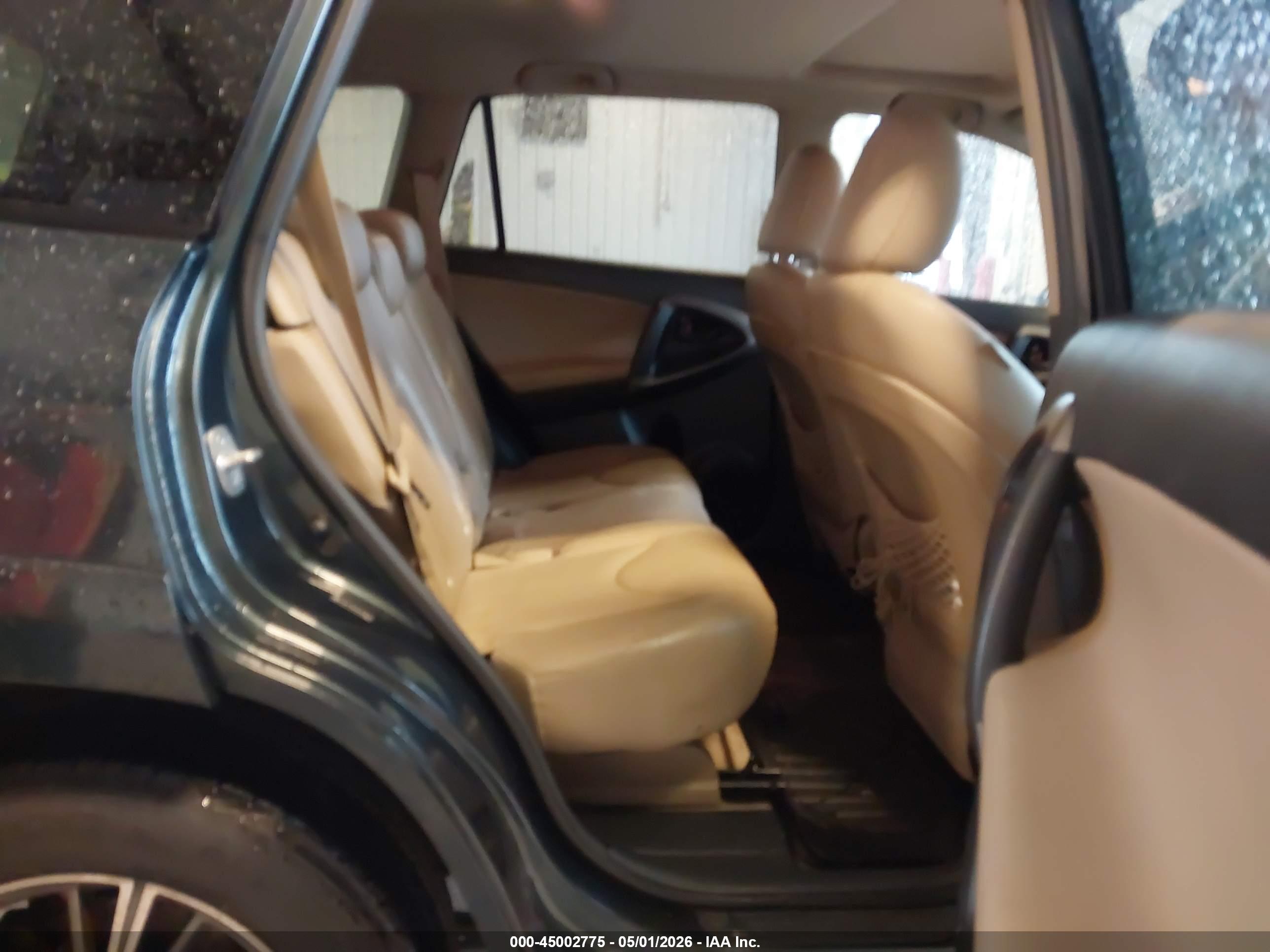 TOYOTA RAV4 image 8