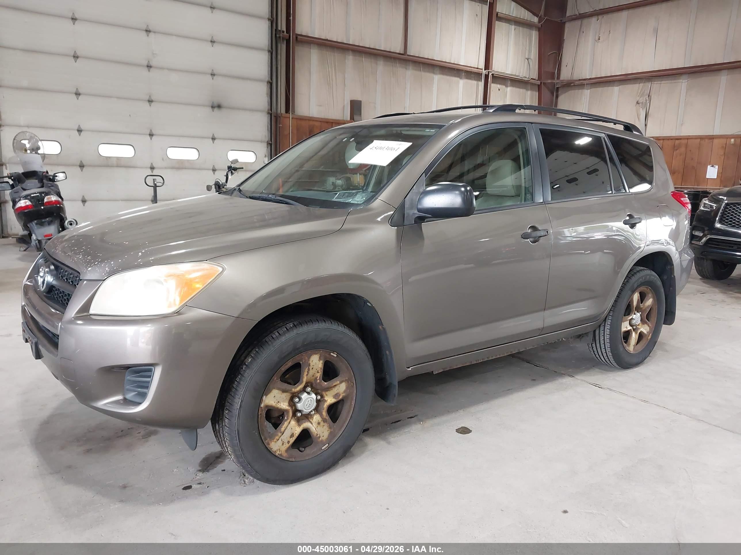 TOYOTA RAV4 image 2