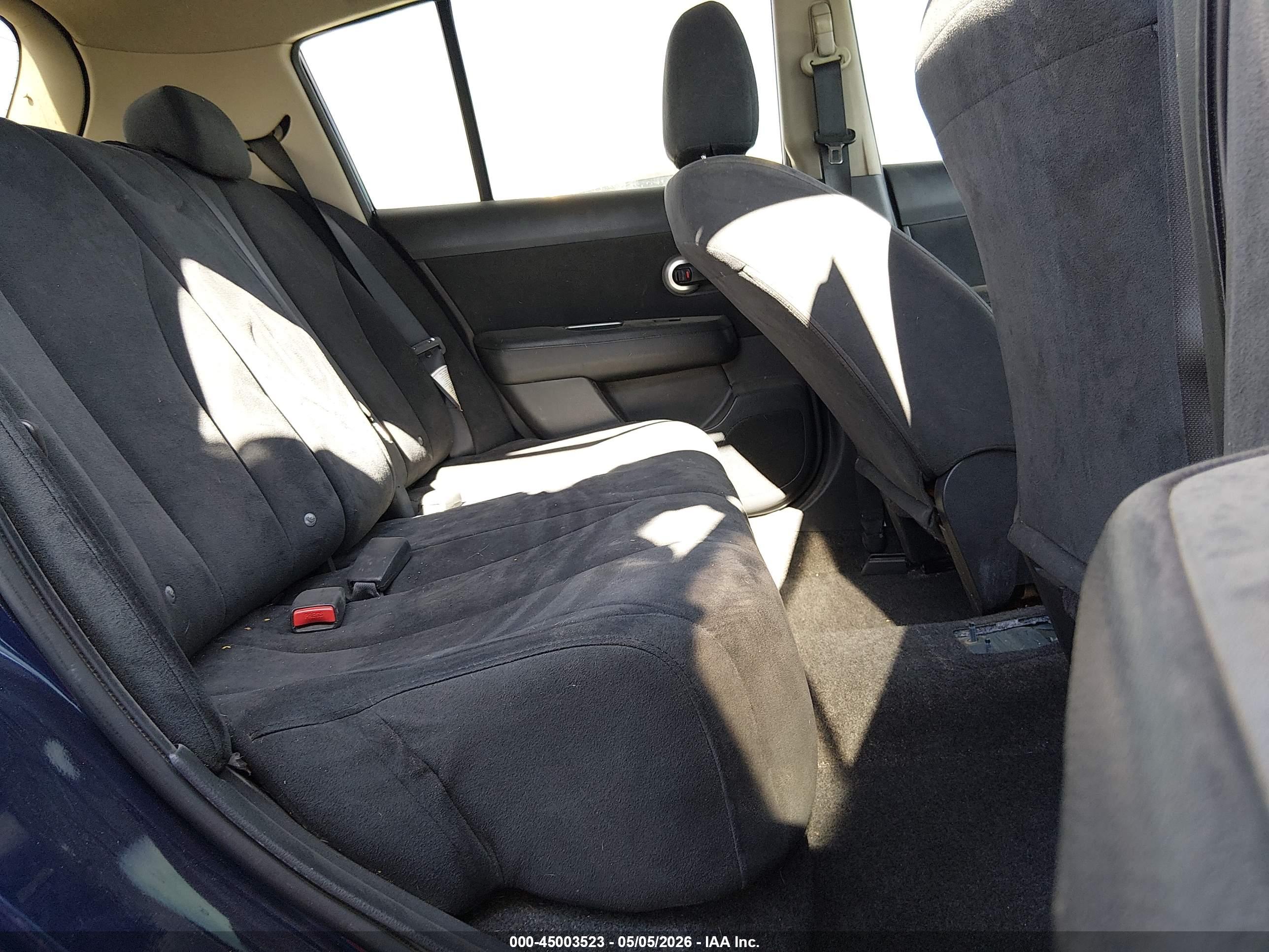 NISSAN VERSA image 8