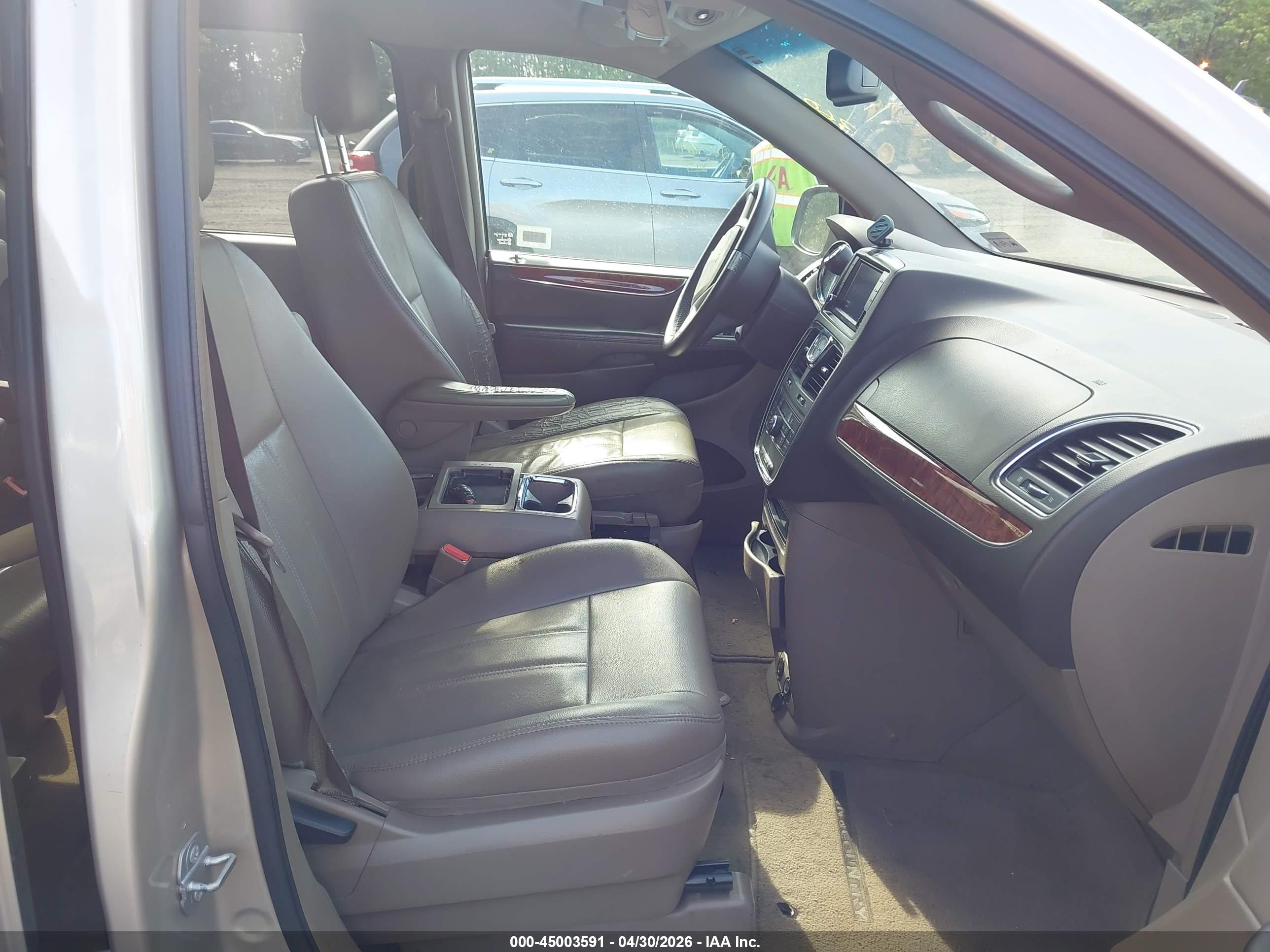 CHRYSLER TOWN image 5