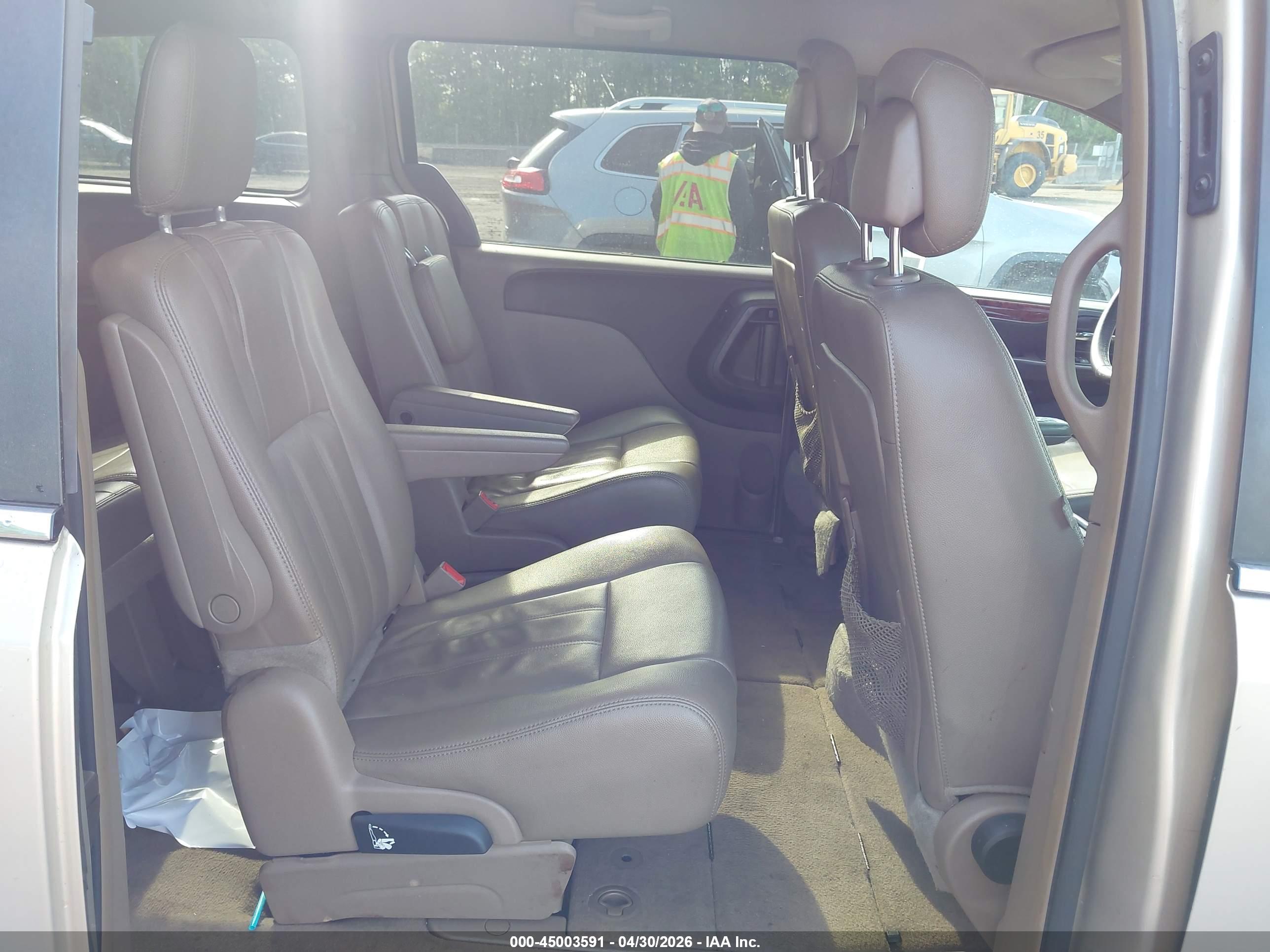 CHRYSLER TOWN image 8