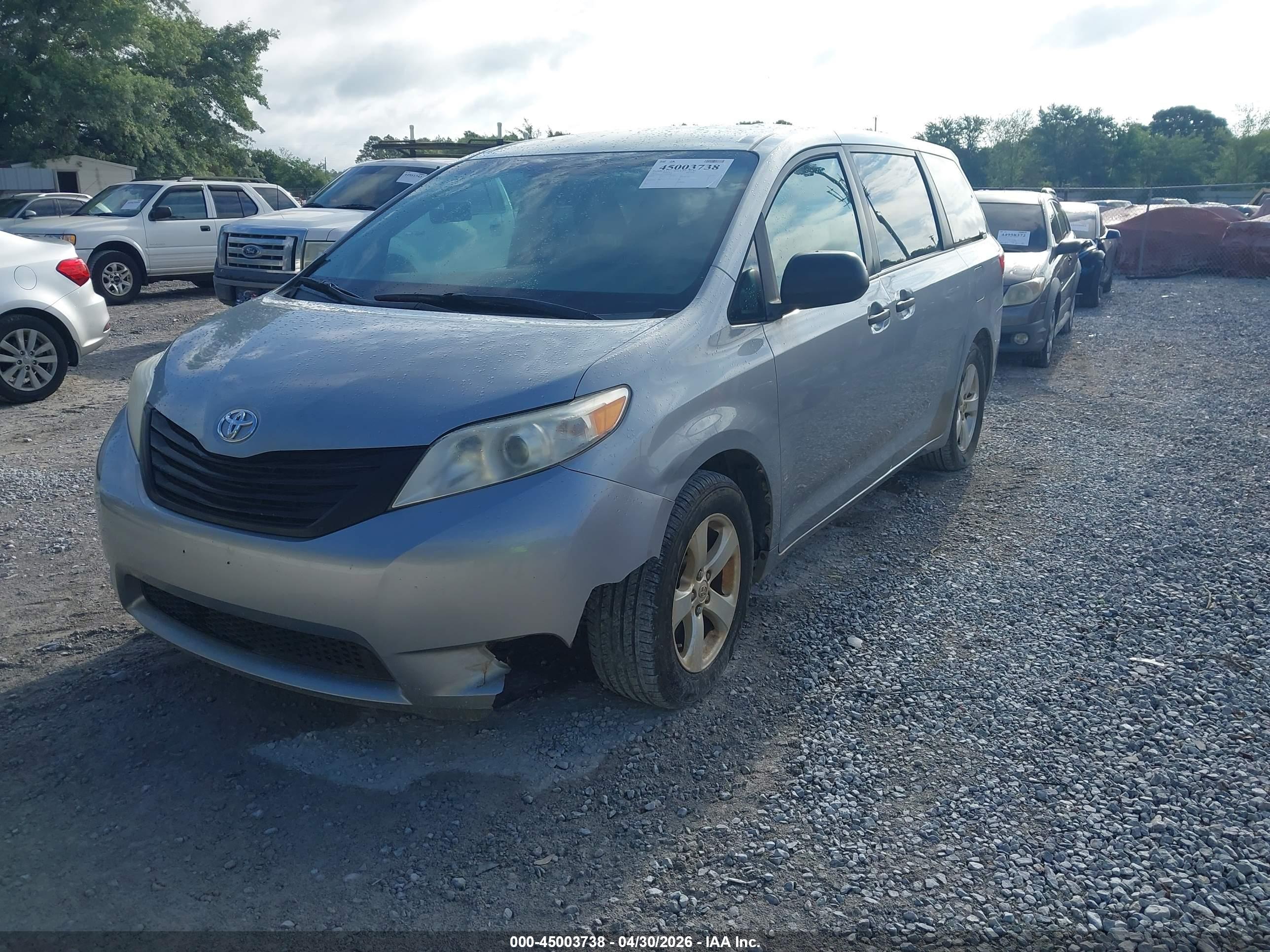 TOYOTA SIENNA image 2
