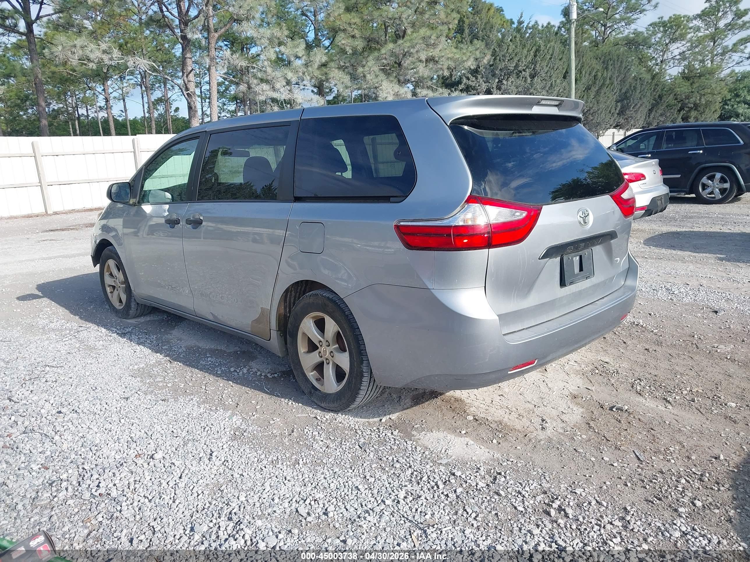TOYOTA SIENNA image 3