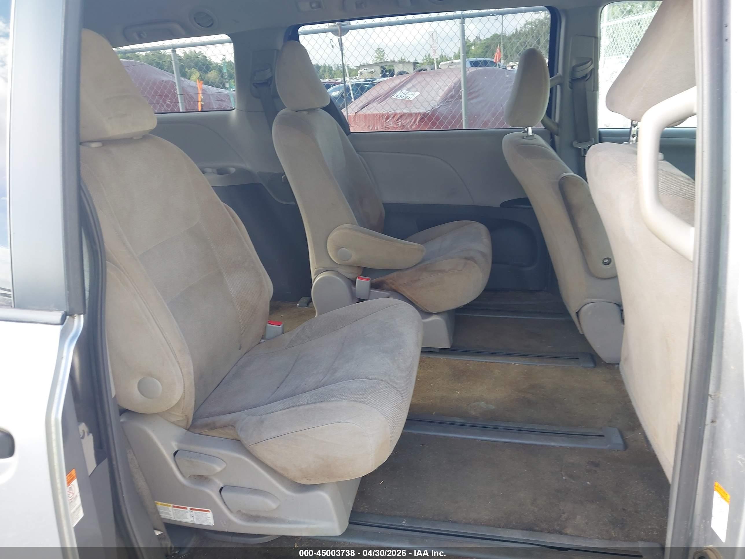 TOYOTA SIENNA image 8
