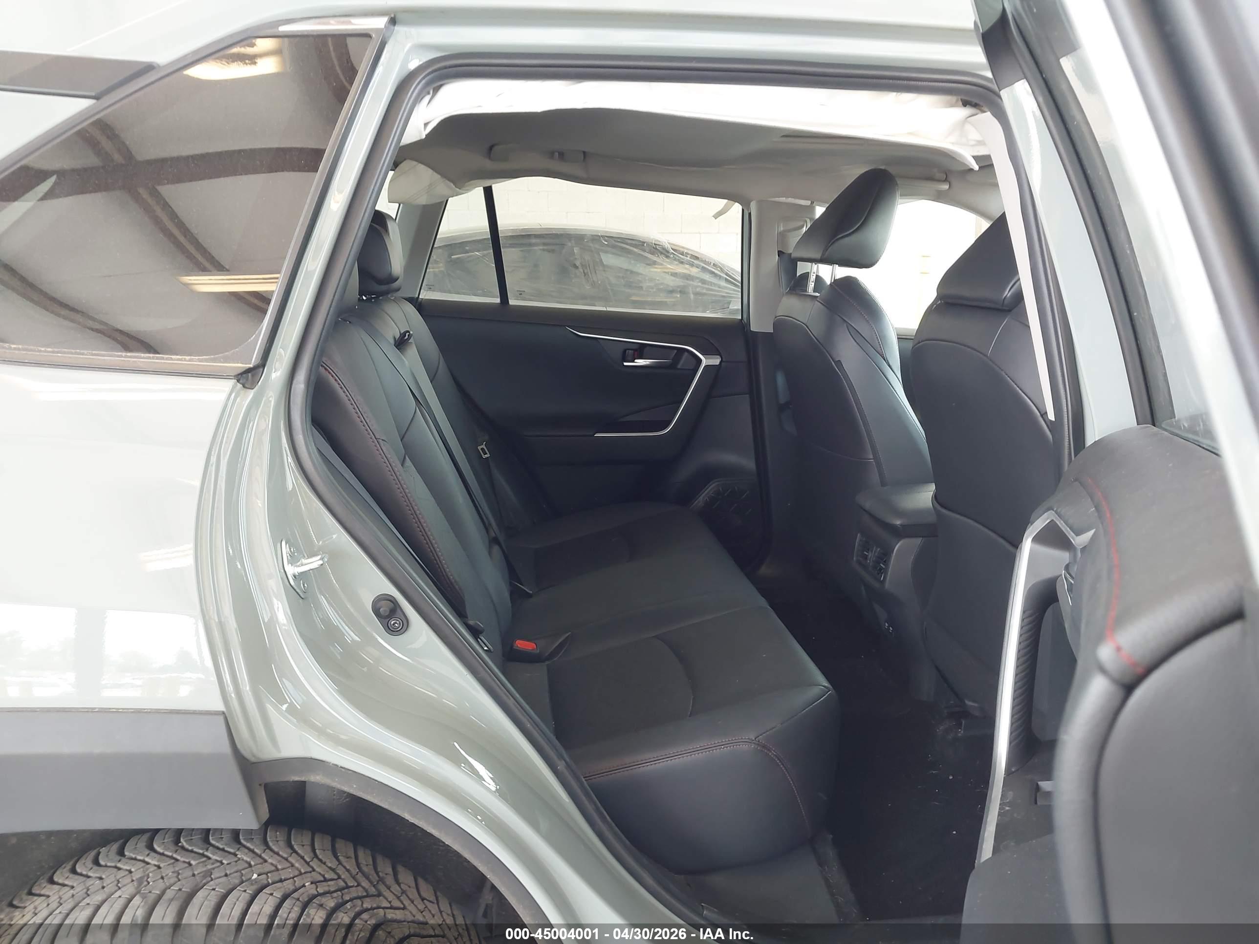 TOYOTA RAV4 image 8
