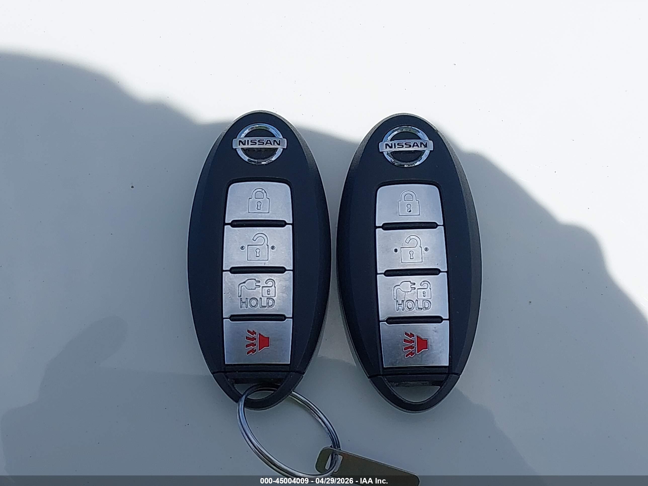 NISSAN LEAF image 11