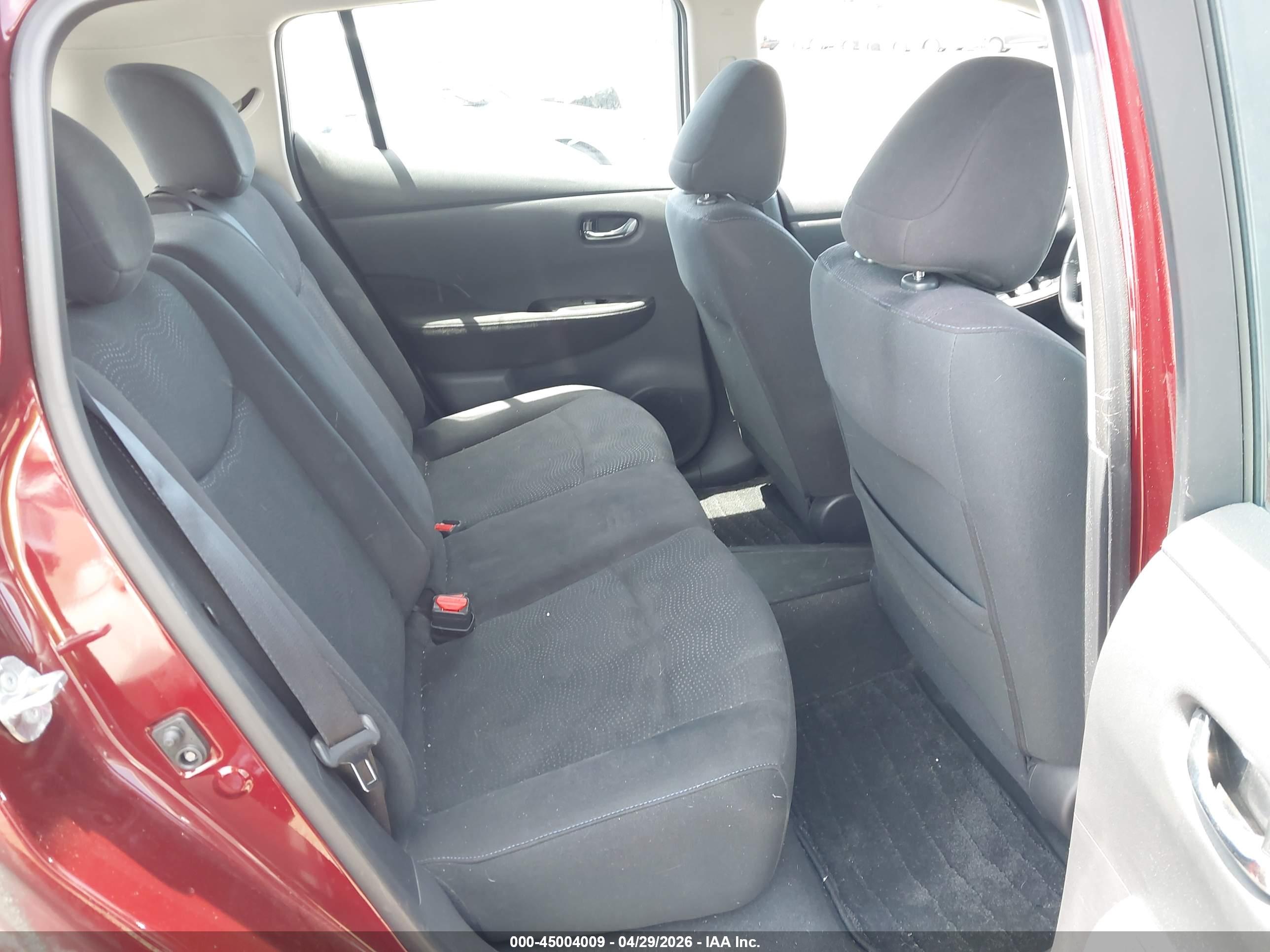 NISSAN LEAF image 8
