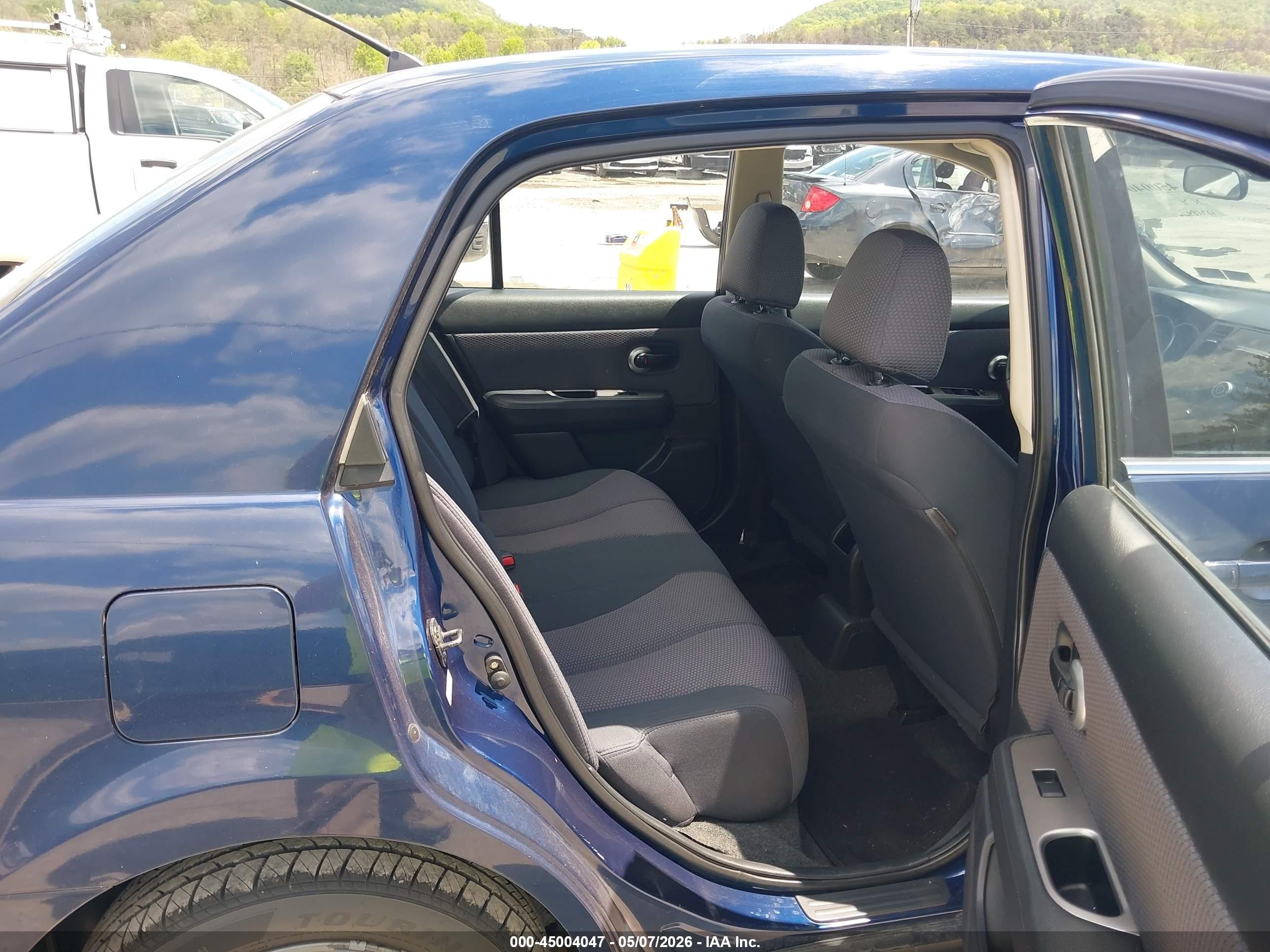 NISSAN VERSA image 8