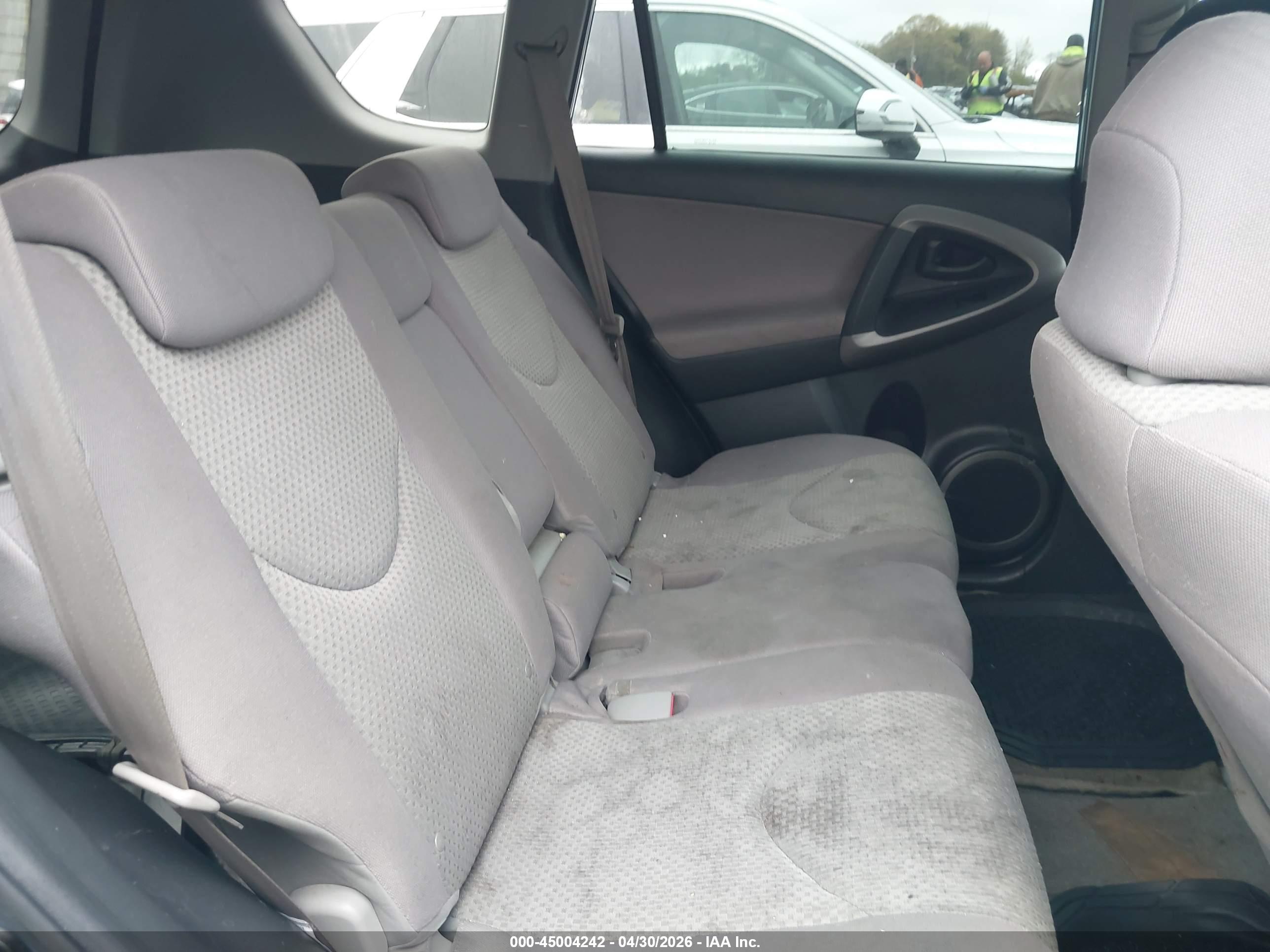TOYOTA RAV4 image 8