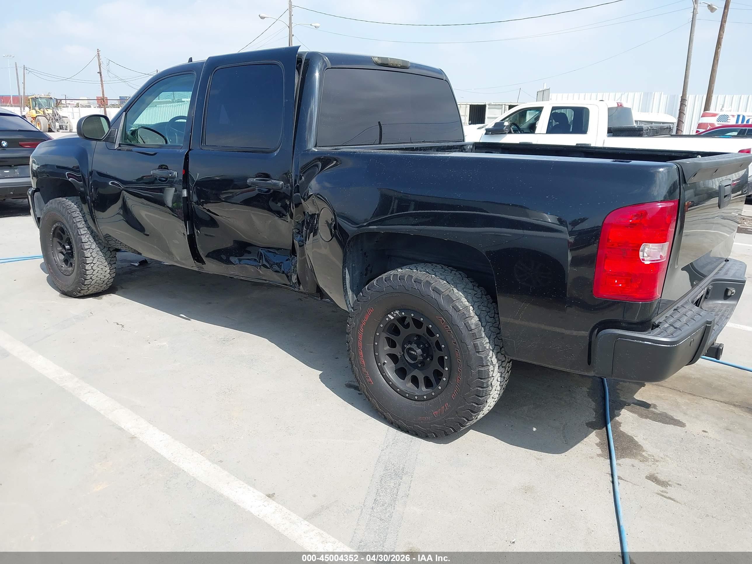 CHEVROLET SILVERADO image 3