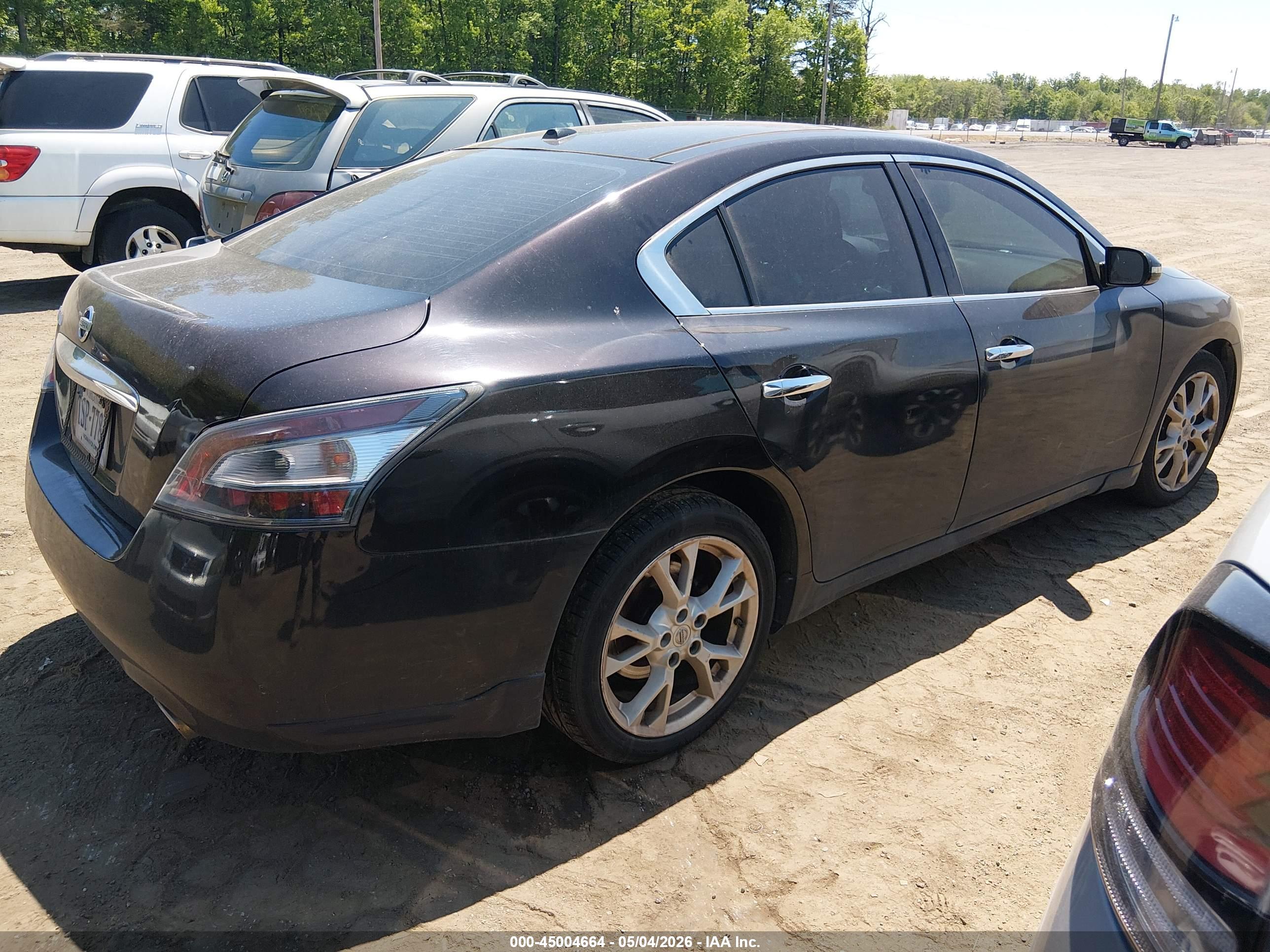 NISSAN MAXIMA image 4