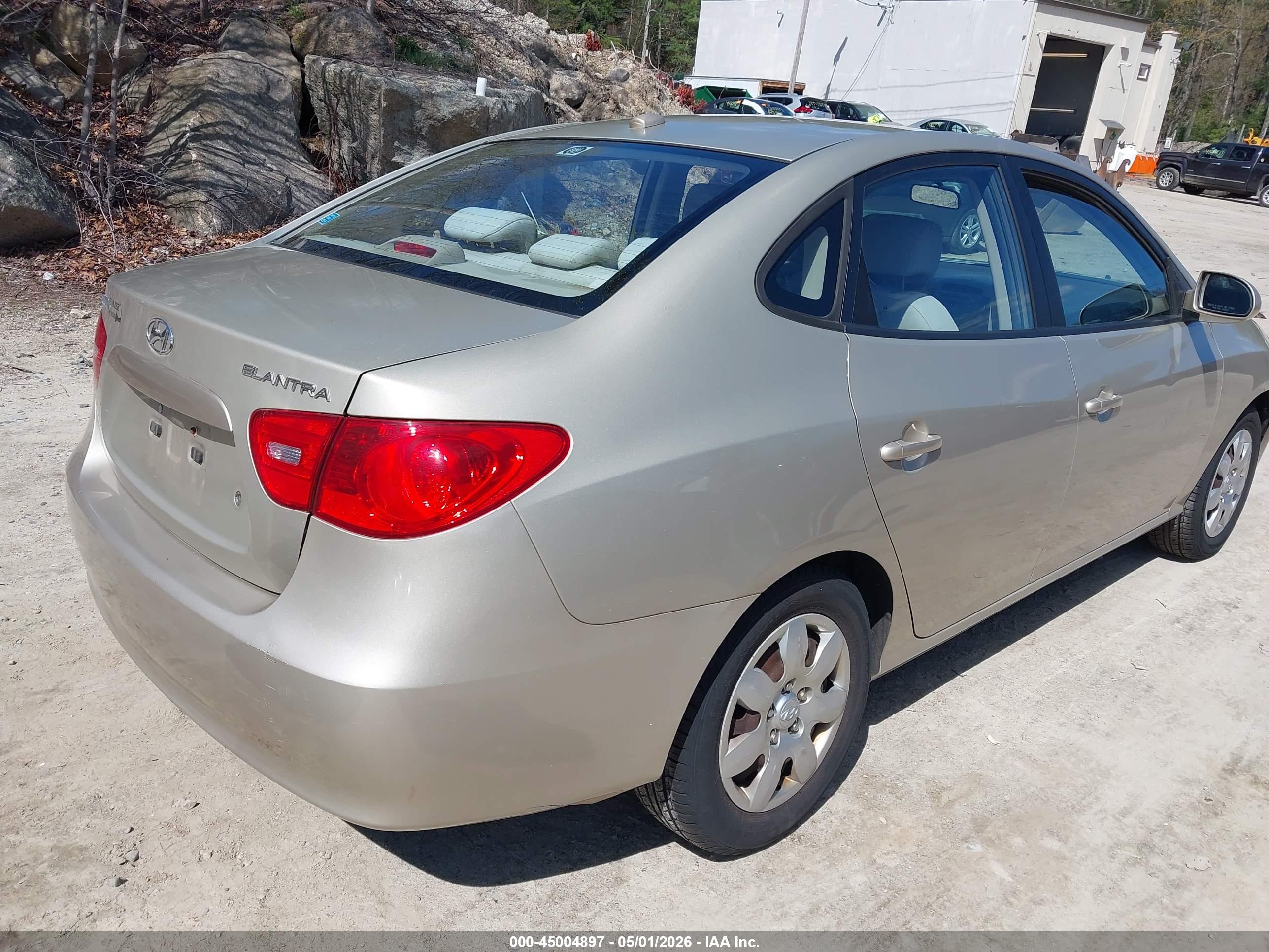 HYUNDAI ELANTRA image 4