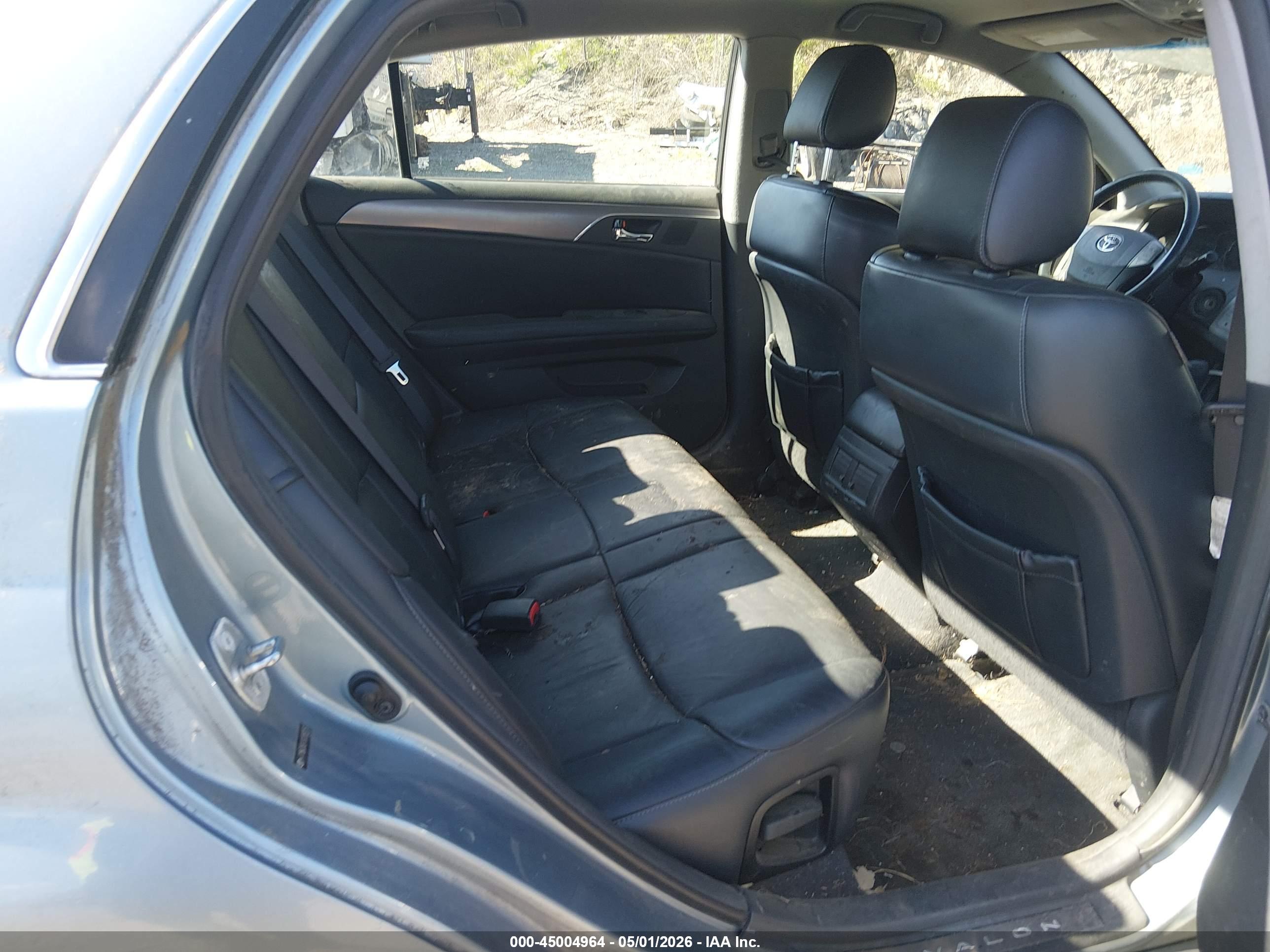 TOYOTA AVALON image 8