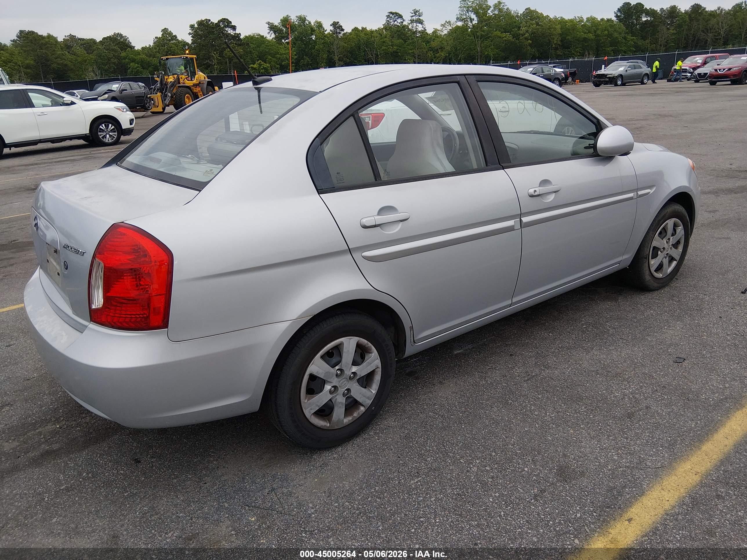 HYUNDAI ACCENT image 4