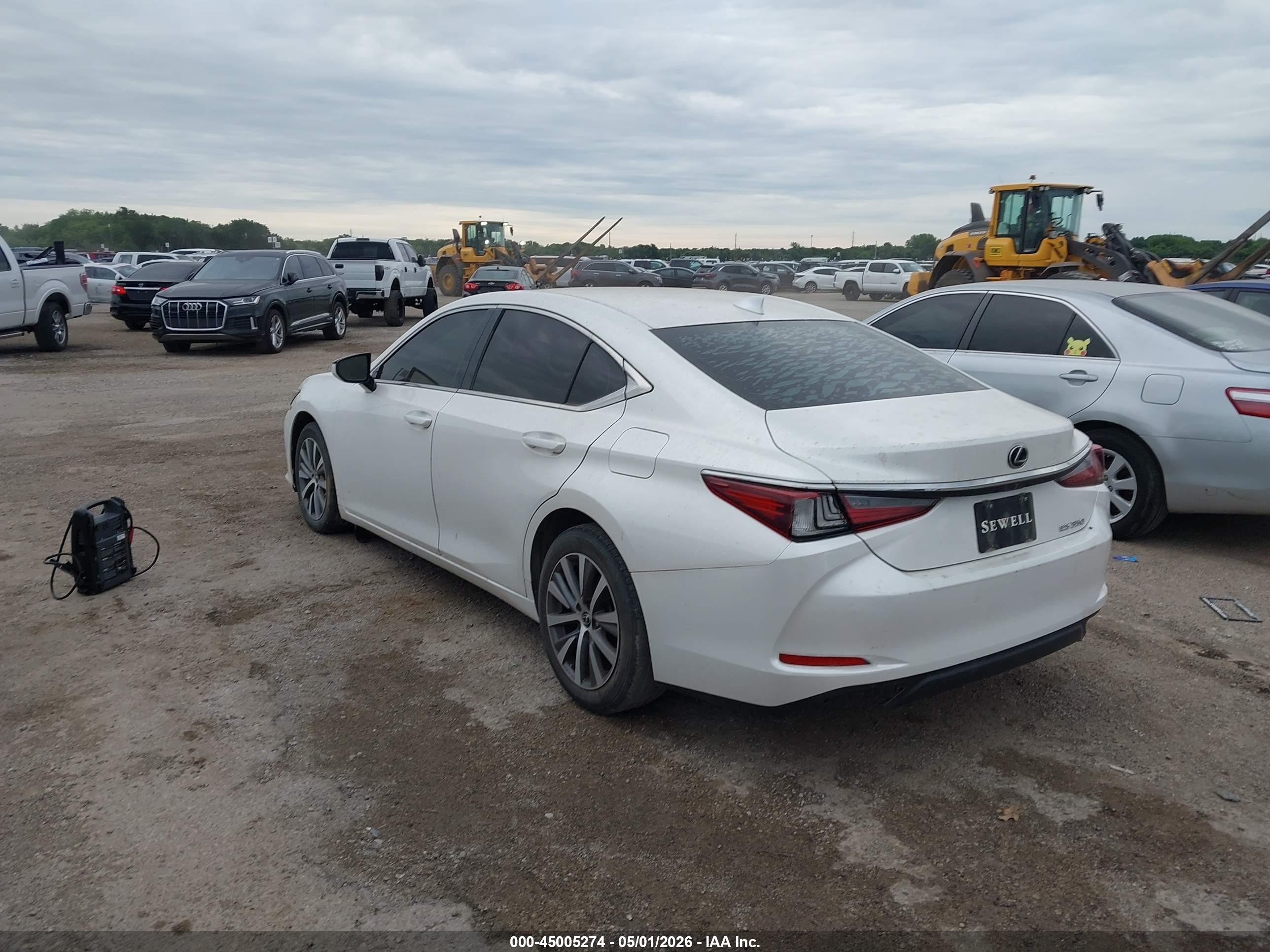 LEXUS ES image 3